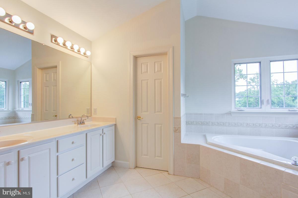 WILLOWS OF POTOMAC - Residential Lease
