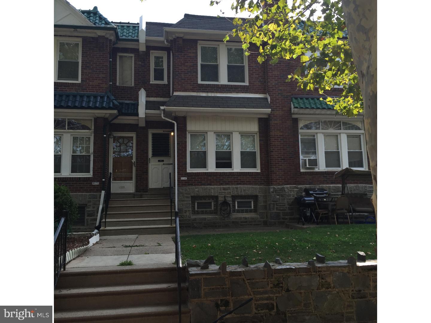 Bring your tools and imagination!  Great handyman special waiting for you.   3 bed, 1 bath  row in a great location.  Cash or conventional buyers only.