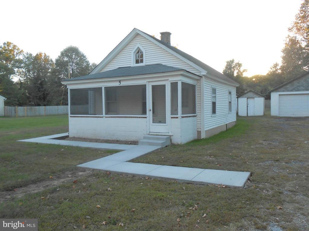 END YOUR SEARCH with this home sited on 3/4 acre lot located a block from the Potomac River. Enjoy the sunsets from the screened front porch, detached 2 car garage and no covenants. Good Credit History/NO PETS.  TENANT NEEDS ONE HOUR ADVANCED NOTICE