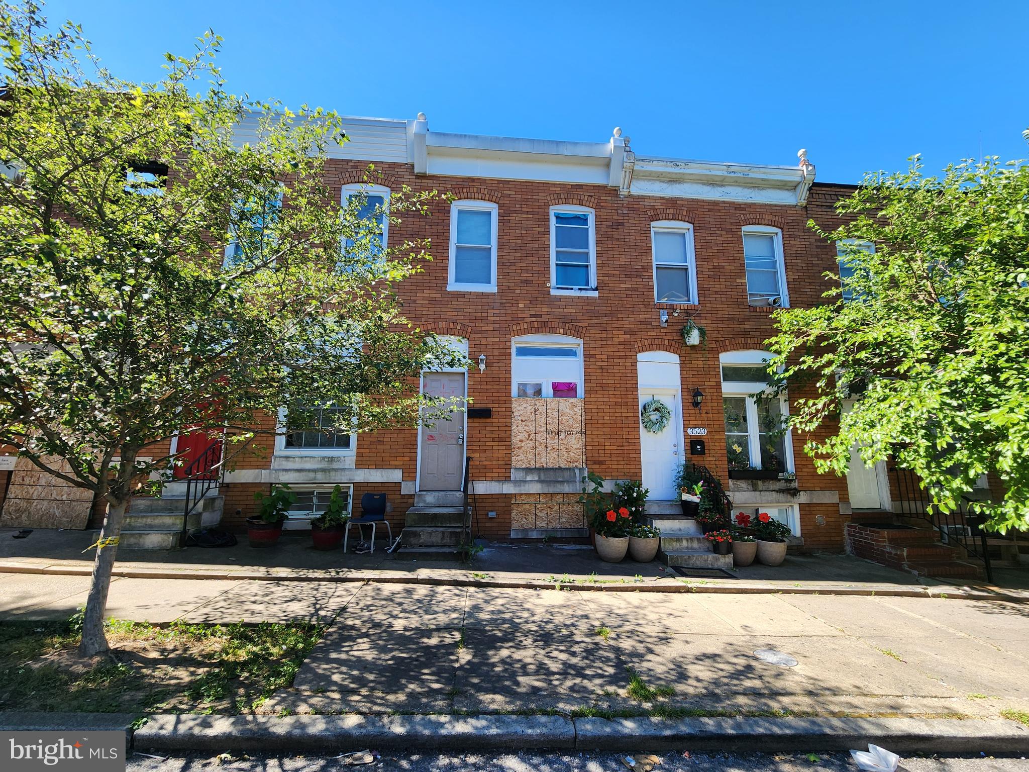 ONLINE AUCTION: This auction takes place on the Ashland Auction Group website bidding platform. Bidding begins 6/30/2026, 10:00 AM. Bidding ends 7/2/2026, 11:50 AM. The list price is the suggested opening bid. Deposit: $10,000.

This two-story townhouse is located in the Baltimore Highlands neighborhood of Baltimore City. Residents can enjoy the nearby attractions such as Patterson Park. The property is vacant. Located near major traffic arteries including Eastern Avenue and I-895, this property offers convenient access to Baltimore’s key neighborhoods, employment centers, and regional destinations.