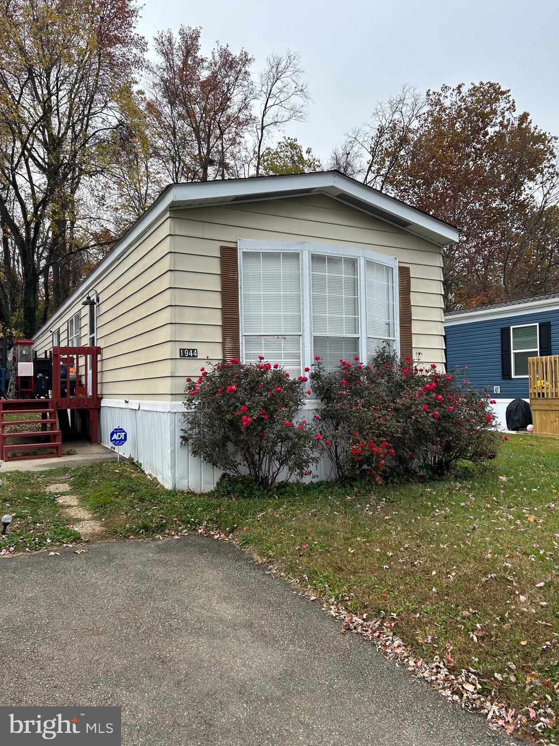 Last Reduction!! Motivated seller! PUT IN YOUR OFFER TODAY!!  BELOW MARKET PRICE!!!  Well kept gently lived in Mobile Home PRICED TO SELL!!! BRING YOUR OFFER TODAY! BUYER MUST BE APPROVED BY THE MOBILE HOME PARK