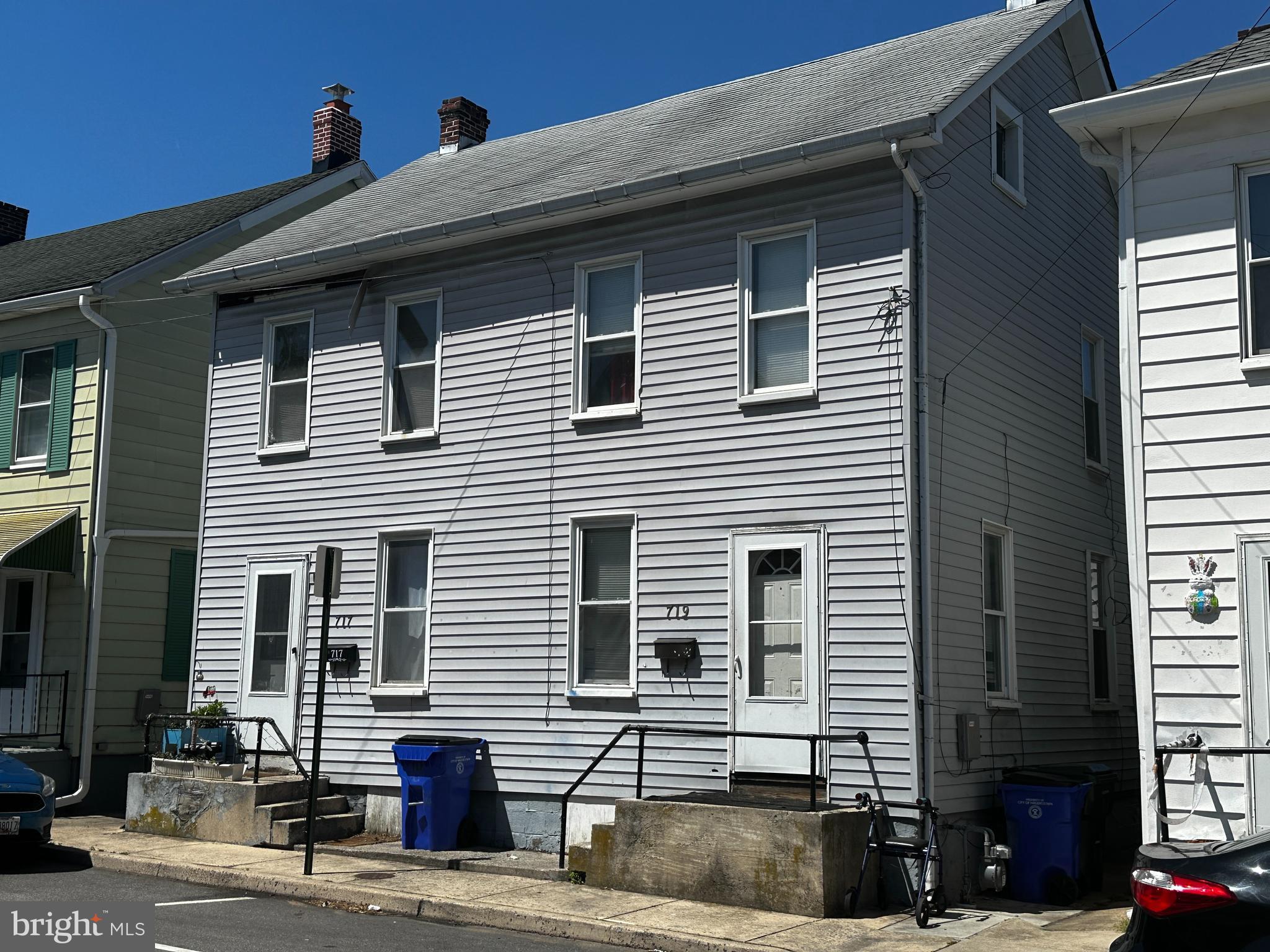 Prime Investment Opportunity with Established Income Streams This professionally managed half duplex home presents an exceptional opportunity for investors seeking stable cash flow. For those looking to expand their portfolio, this property can be acquired as part of a package with two additional fully occupied properties, 2 Duplexes.