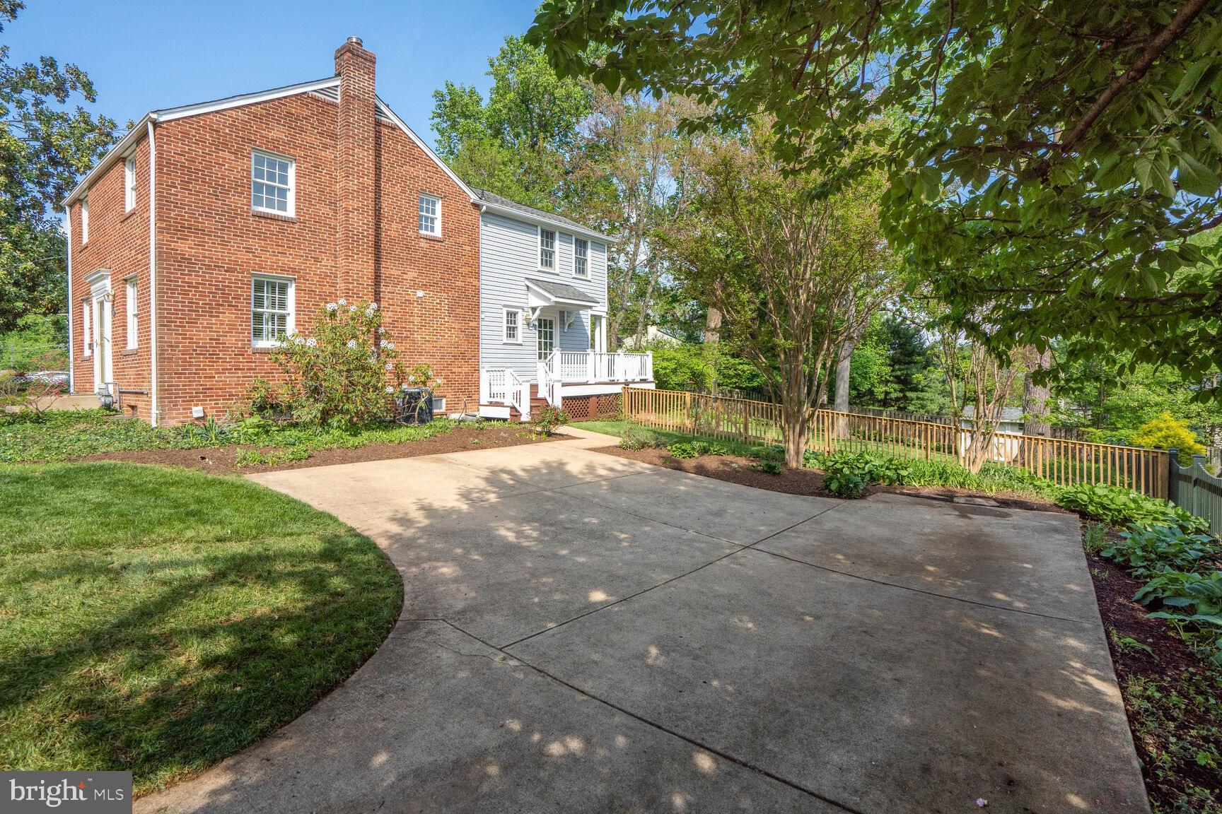 WALNUT HILL - Residential