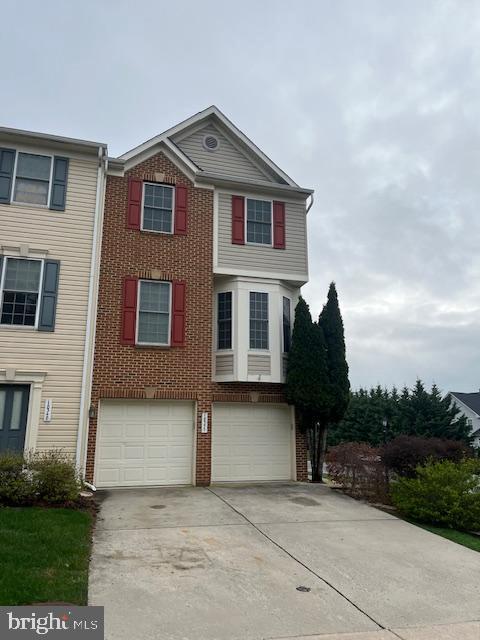 SHOWS WELL and Available now! End unit, 3 story town home offers, Finished room in lower level,  3 Bedrooms, 2.5 Baths, open floor plan w/ kitchen-dining combo and open living room.  Equipped laundry on bedroom level.   CAC  1 car garage.