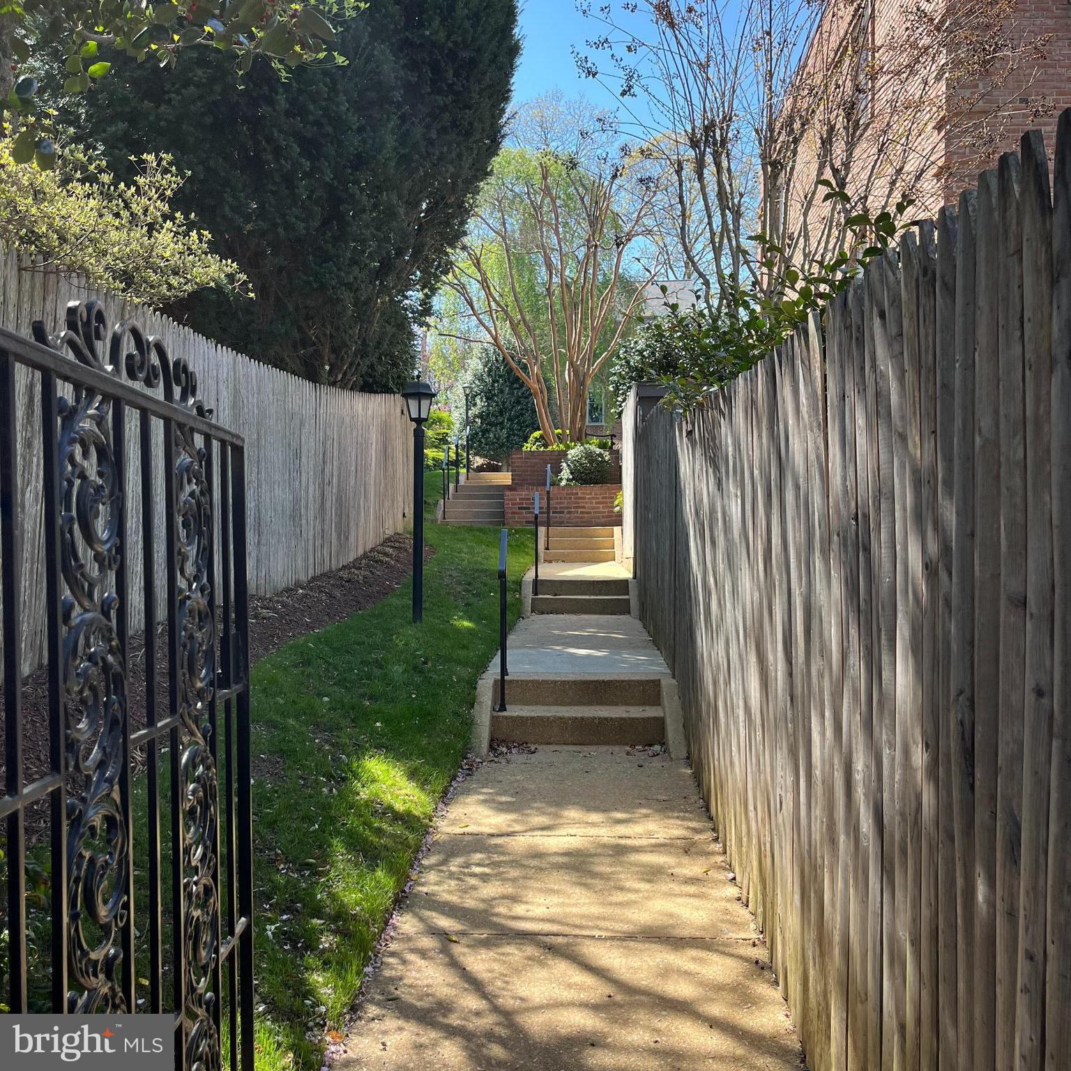 KINGS MANOR - Residential