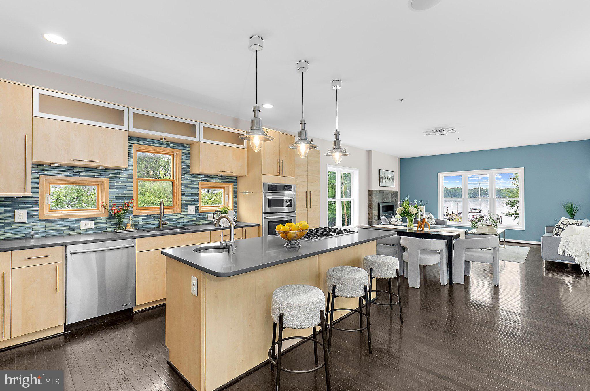 WOODLAND BEACH - Residential