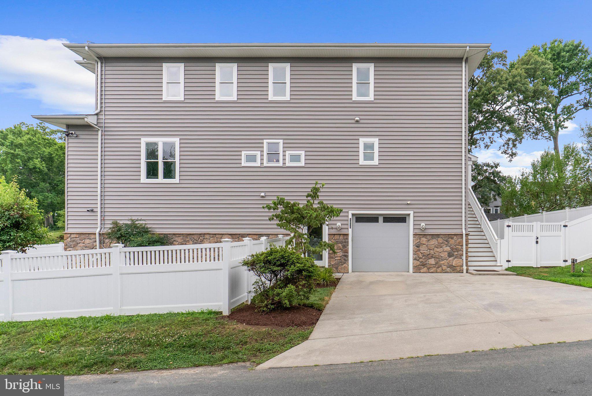 WOODLAND BEACH - Residential