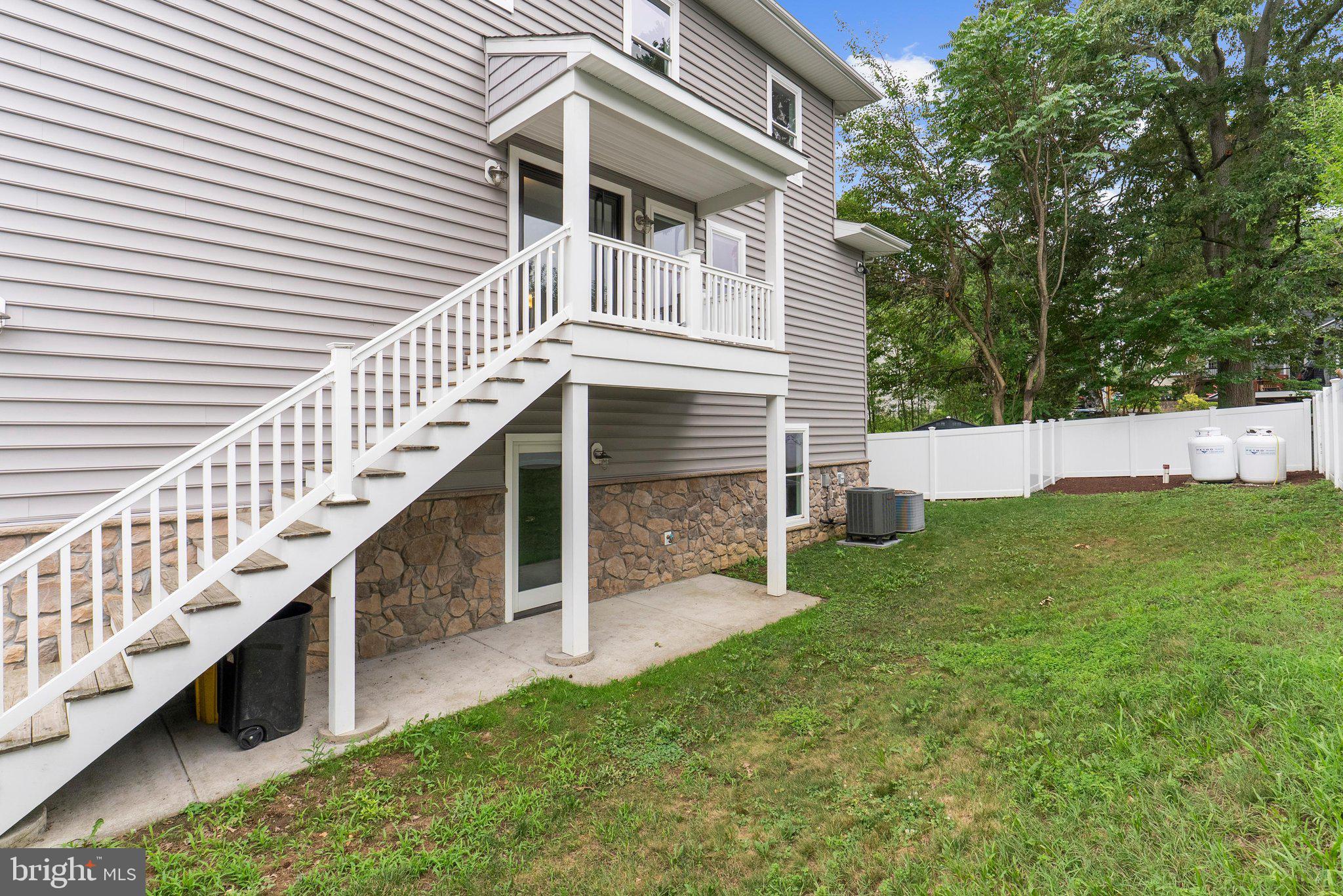 WOODLAND BEACH - Residential