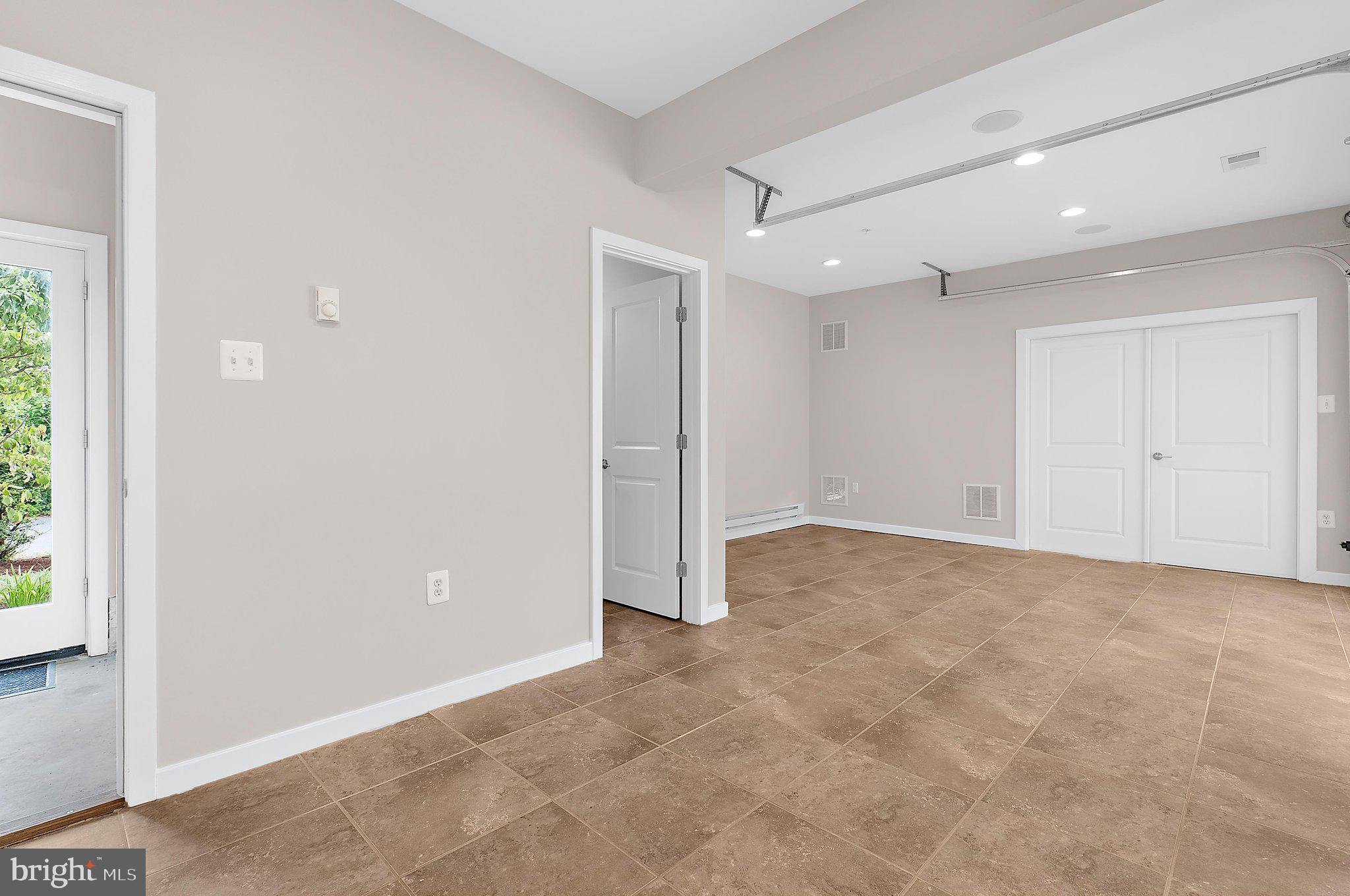 WOODLAND BEACH - Residential
