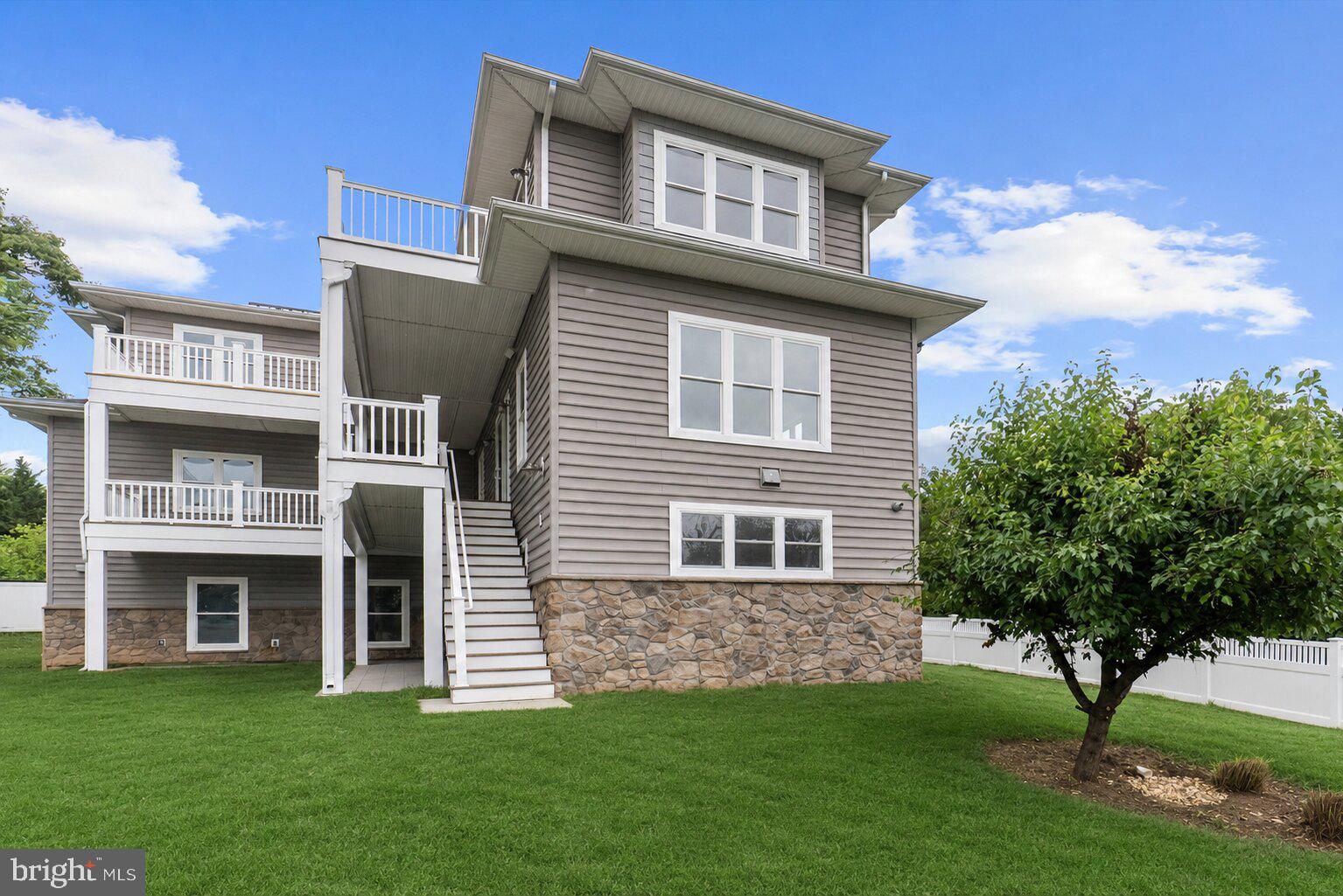 WOODLAND BEACH - Residential