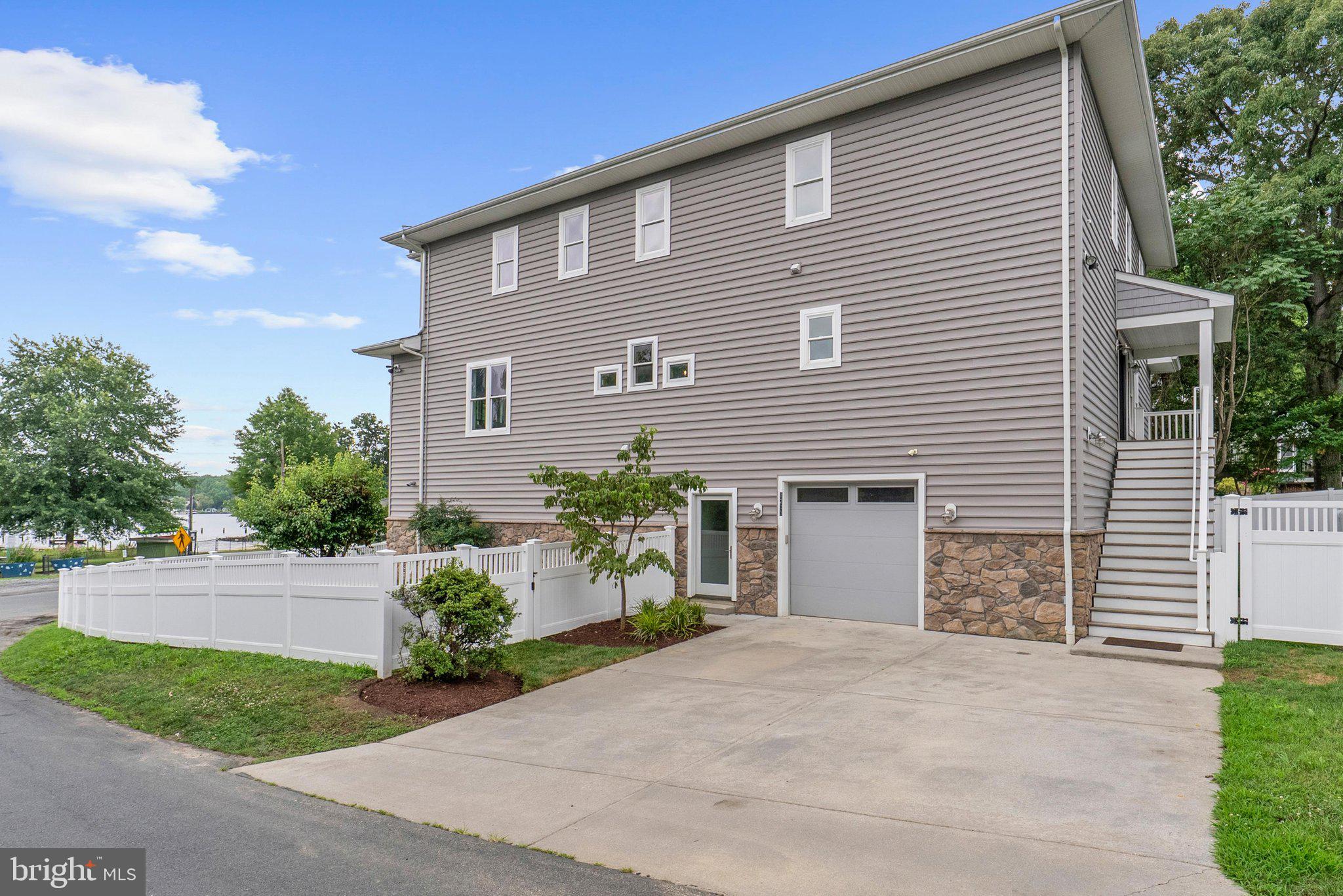 WOODLAND BEACH - Residential