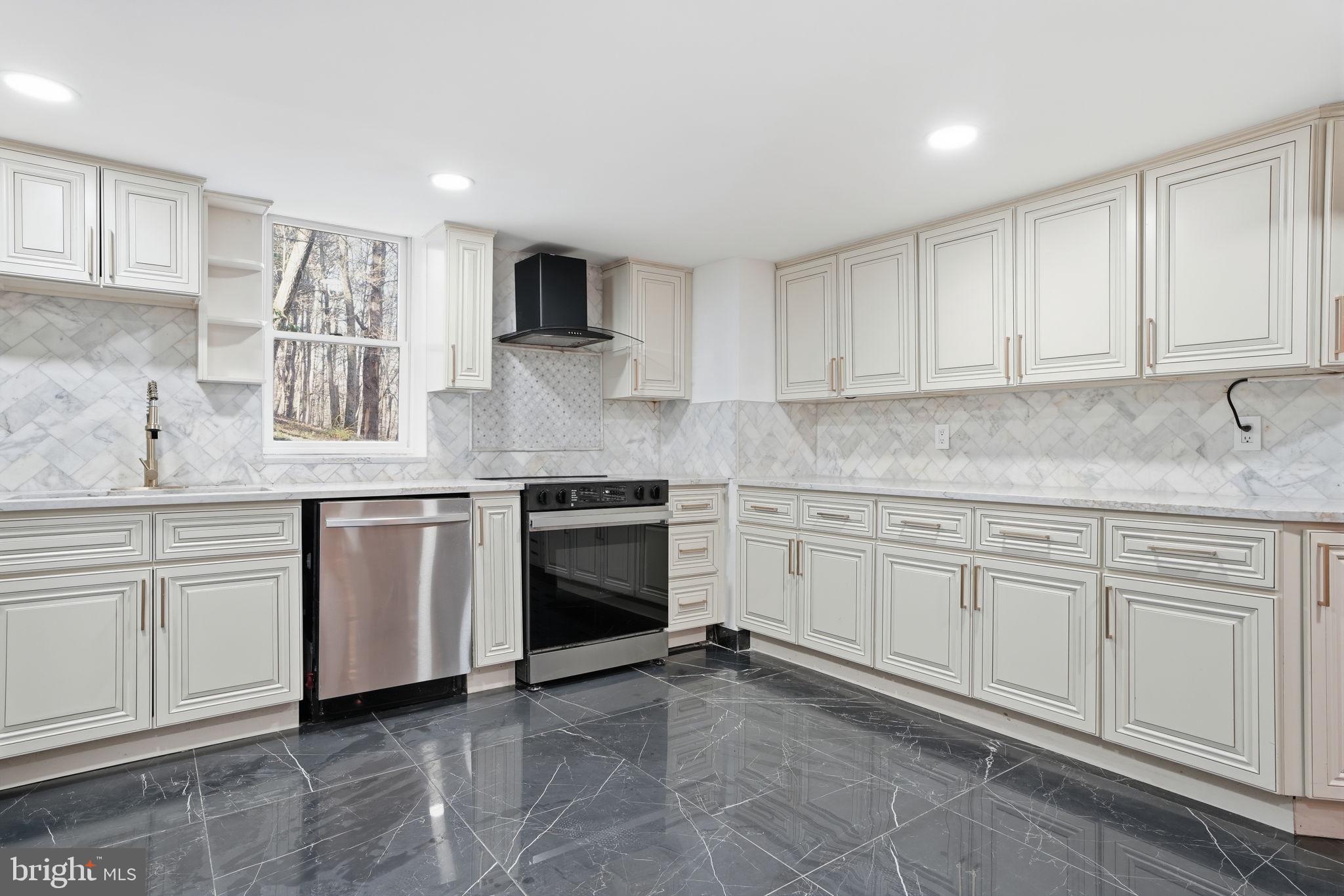 STROUDSBURG - Residential