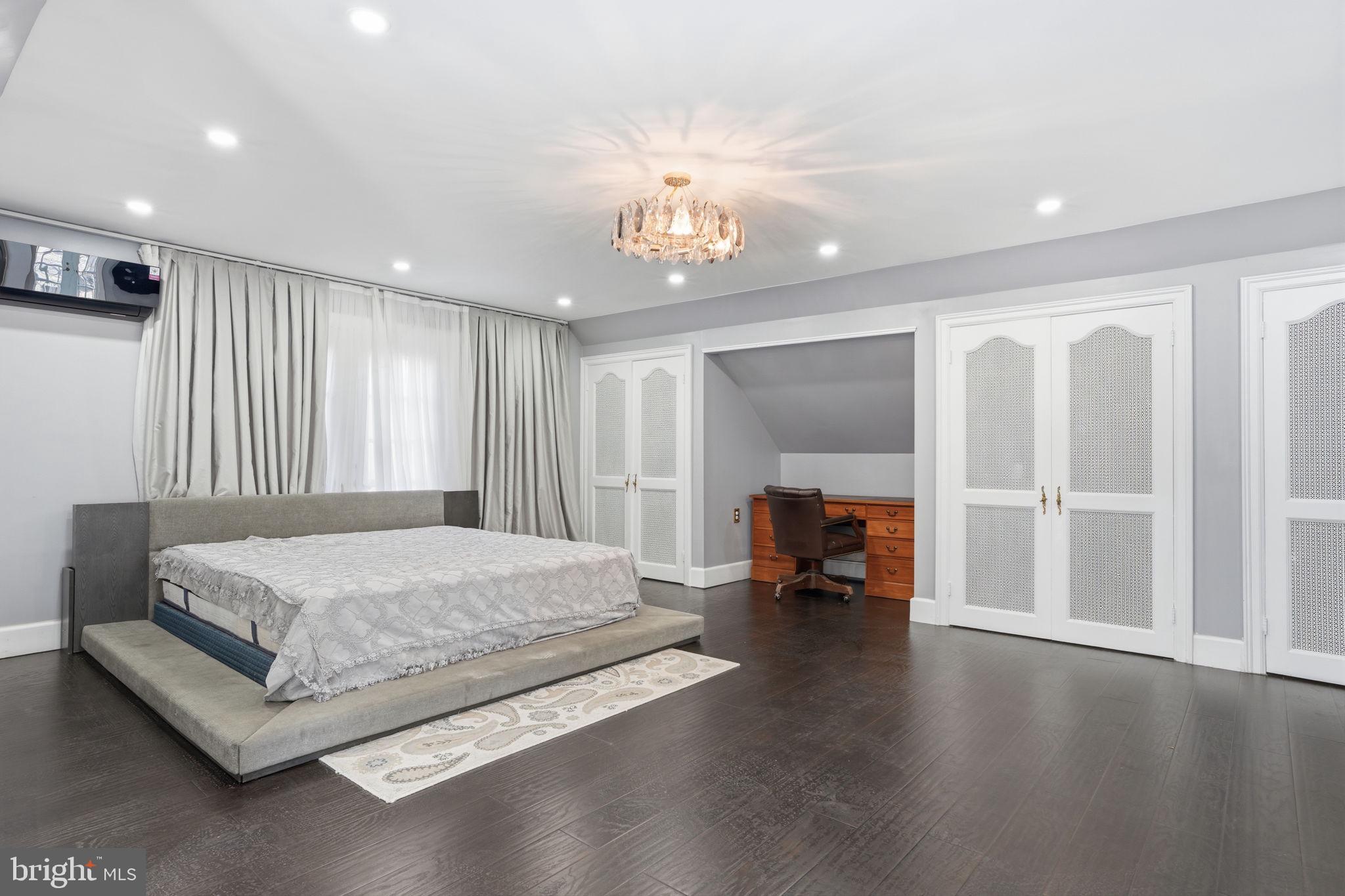 STROUDSBURG - Residential