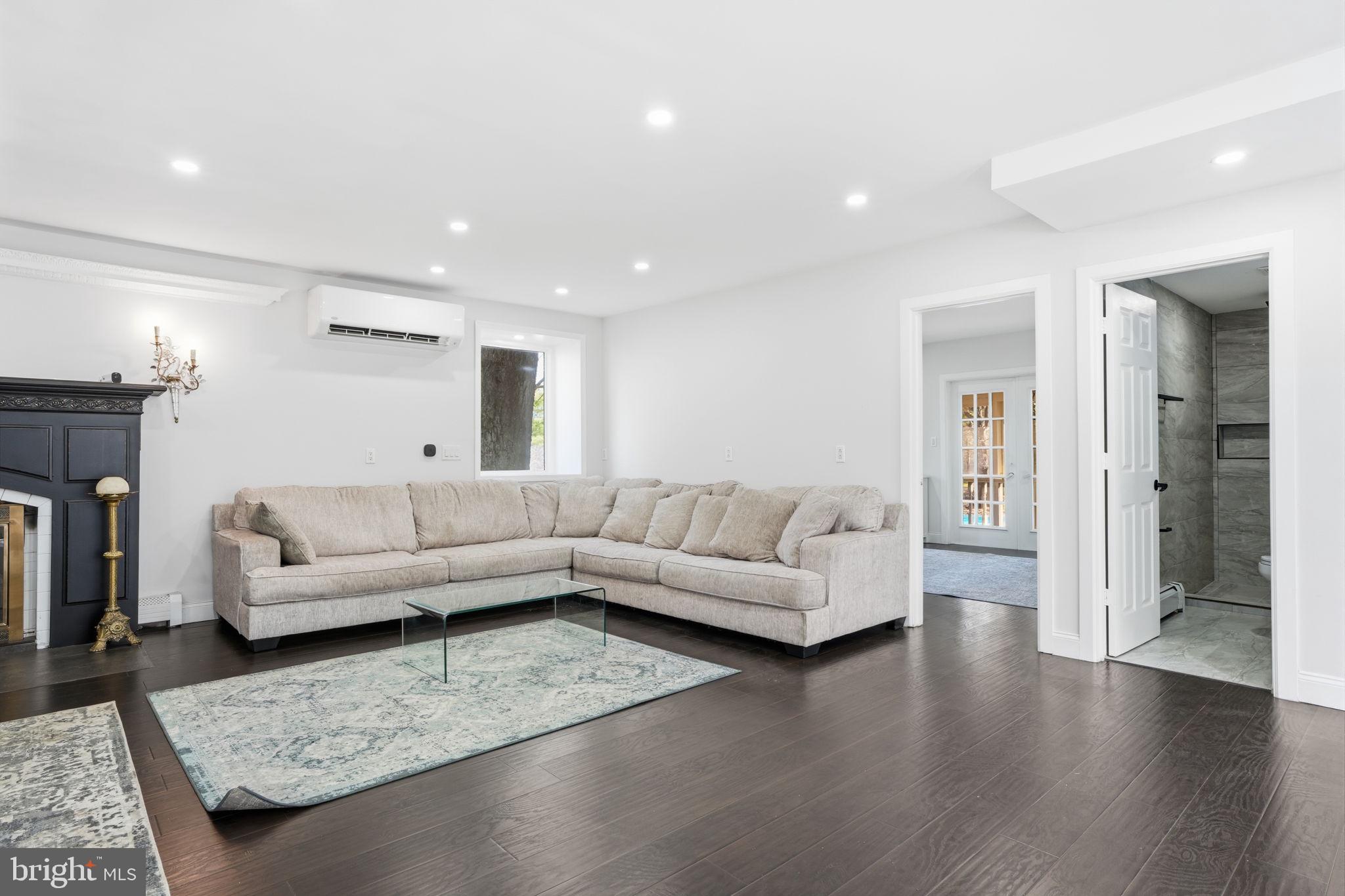 STROUDSBURG - Residential