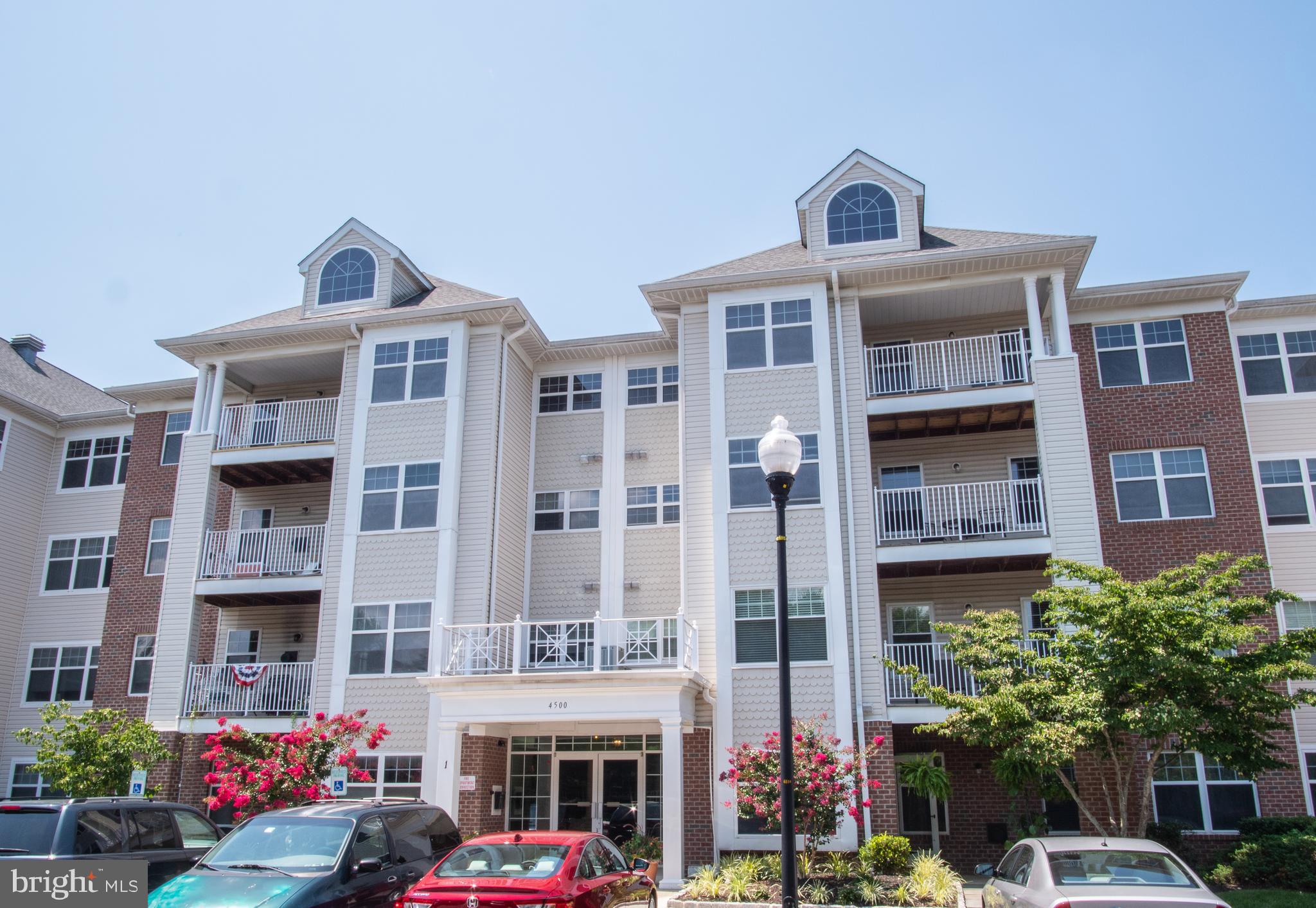 BEAUTIFUL & SPACIOUS 2 BEDROOM & DEN/ 2 FULL BATH TOP FLOOR CONDO IN BECKETT GREEN.  SECURE ELEVATOR BUILDING IN GATED DEVELOPMENT.  SUN-LIT EAT-IN KITCHEN HAS STAINLESS APPLIANCES, KITCHEN TABLE SPACE & LARGE PANTRY.  NEW GLEAMING WOOD FLOORS IN LIVING ROOM & DINING ROOM.  HUGE MASTER SUITE HAS LARGE WALK-IN CLOSET AND MASTER BATH.  NEW CARPET IN BOTH BEDROOMS.  HUGE LAUNDRY/UTILITY/STORAGE ROOM.  CLOSE TO OWINGS MILLS BLVD & 795.