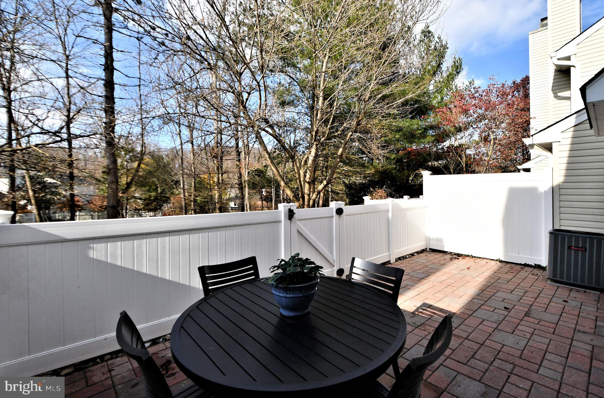 WILSHIRE HUNT - Residential