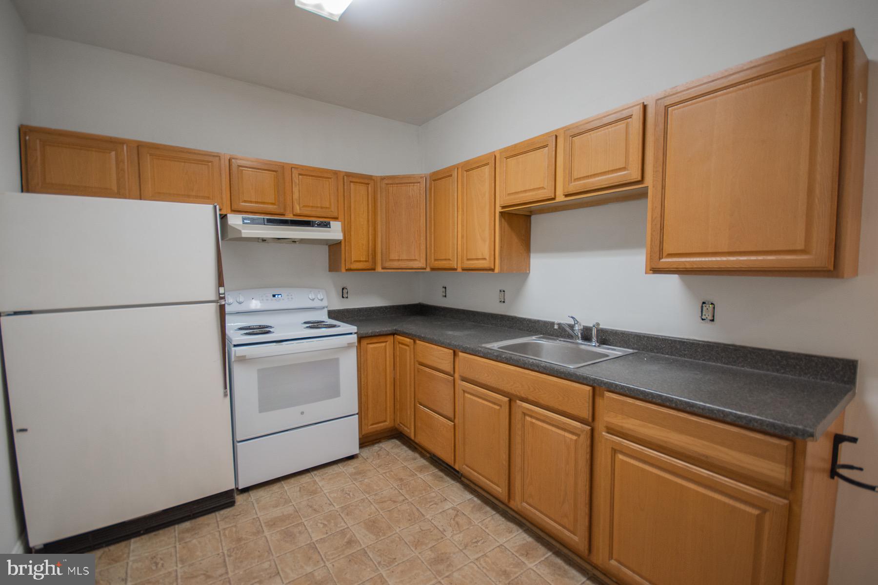 You won’t want to miss this absolutely amazing two-bedroom apartment on the first level of a stunning building! 🌟 With brand-newis windows, fresh paint, and a shiny new range, this spacious gem is sparkling clean and ready for you to call it home! Enjoy the convenience of both outside and inside access to your apartment, making it super easy to come and go as you please. Plus, you’ll have one free parking space and the convenience of coin-operated laundry right inside the central vestibule! This is by far the biggest apartment available at this price, and it’s truly a fantastic find! Come see for yourself—you’re going to love it! 🏡✨
