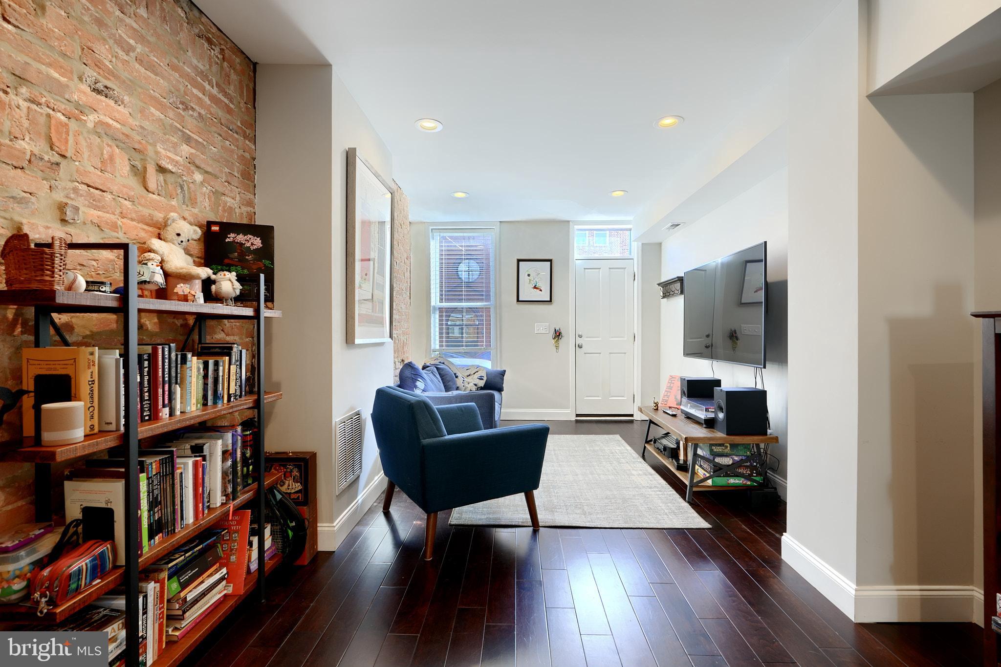 LOCUST POINT - Residential