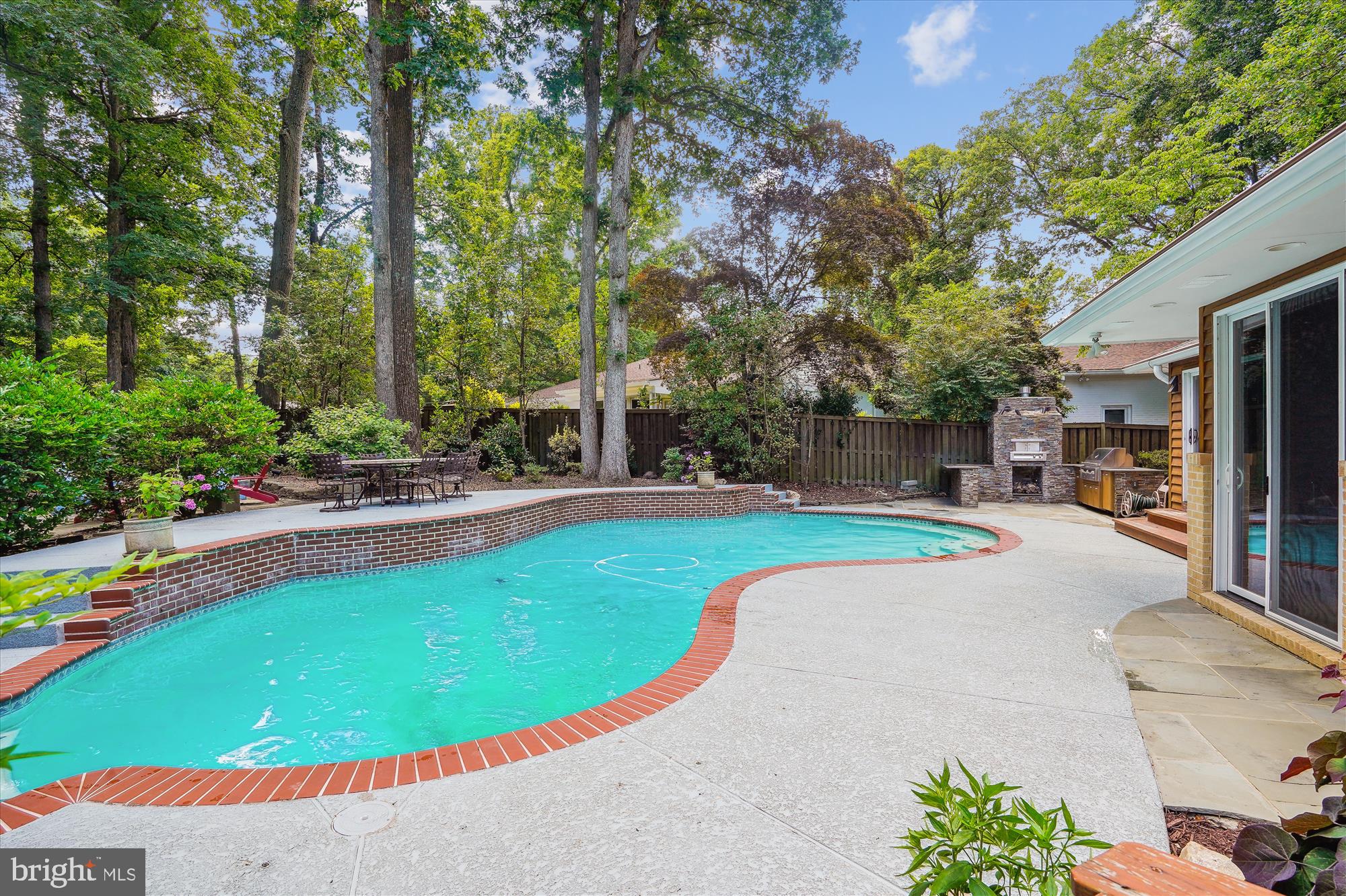 LAKE BARCROFT - Residential