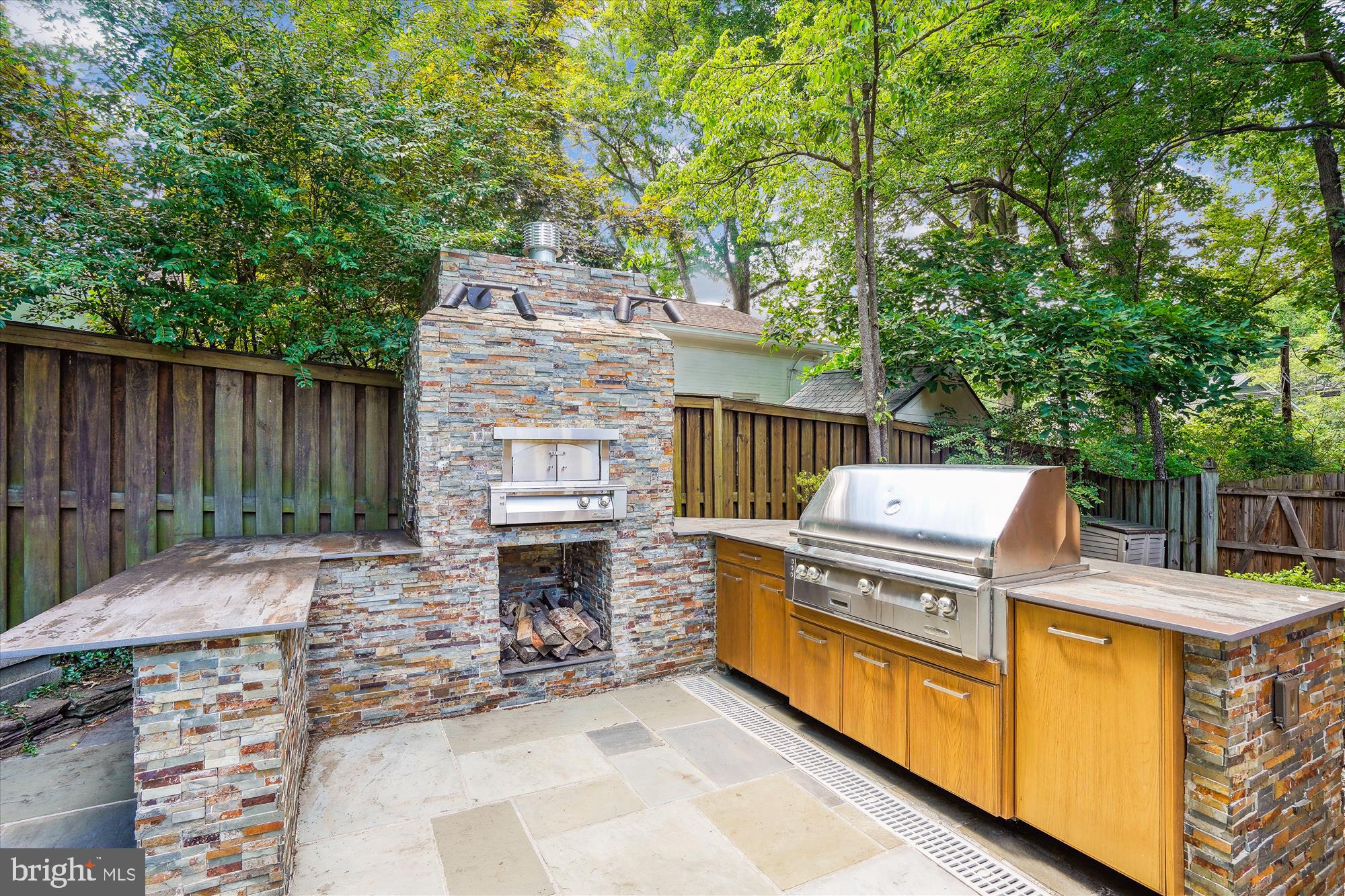 LAKE BARCROFT - Residential