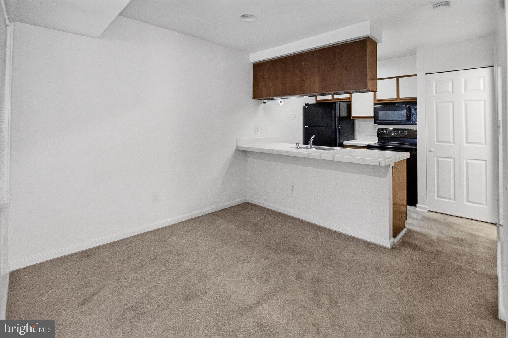 CHRISTOPHER COURT - Residential