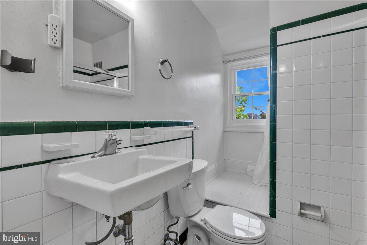LYON PARK - Residential Lease