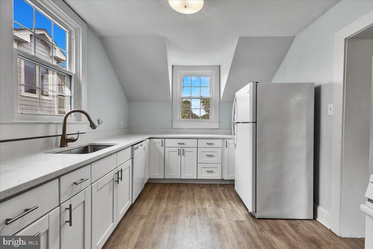 Beautiful 1 bedroom 1 bath in Lyon Park Neighborhood.  Commuters dream location.   Close to Clarendon shopping and restaurants and metro.  Crisp White Kitchen Cabinets w/gleaming countertops.  Fresh paint and carpeting throughoutUse the back yard when you would like to enjoy nature.  1 of 3 units in this unique property.  $100 per person a month for utilities.  Washer and dryer in unit.