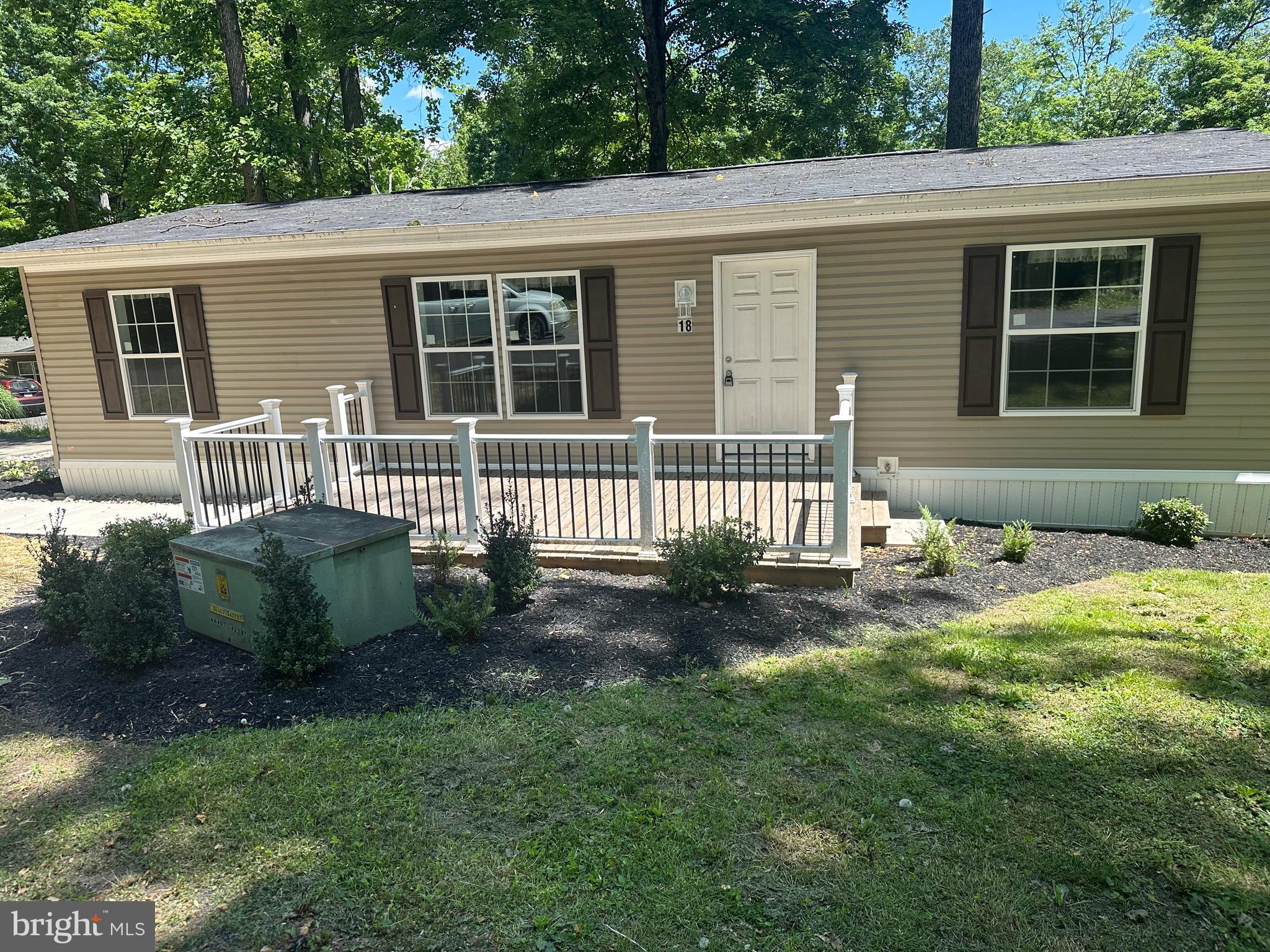 This Lexington Limited Skyline home comes with an extended warranty up to 7 years. There is drywall throughout. The open concept lends itself to today's modern living. When you are not swimming or golfing ,you can enjoy a barbeque on the front or back deck. Don't miss this charmer