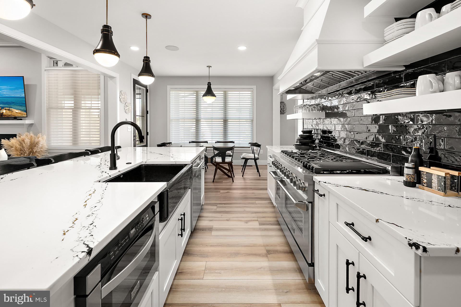 BAY COLONY - Residential
