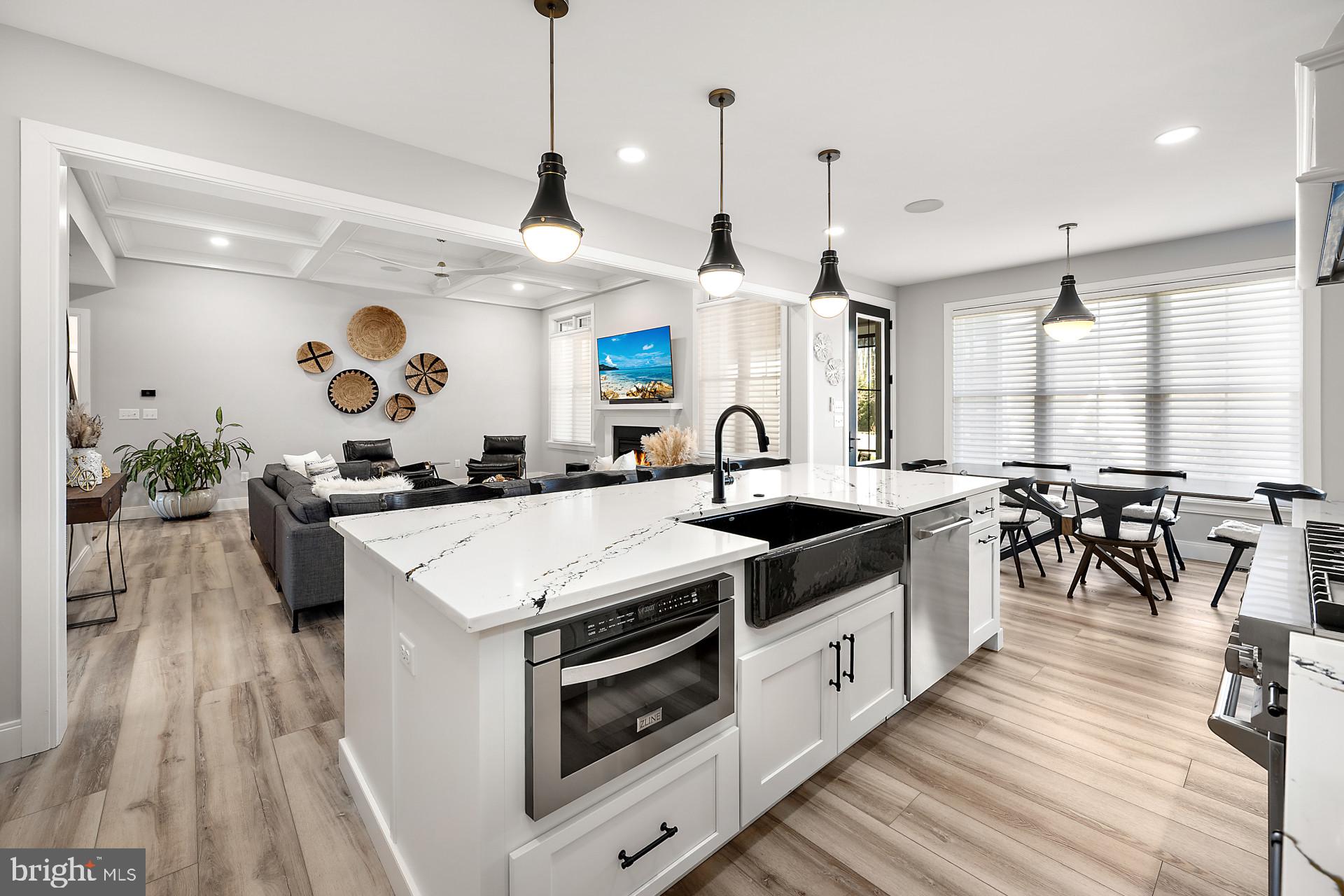 BAY COLONY - Residential