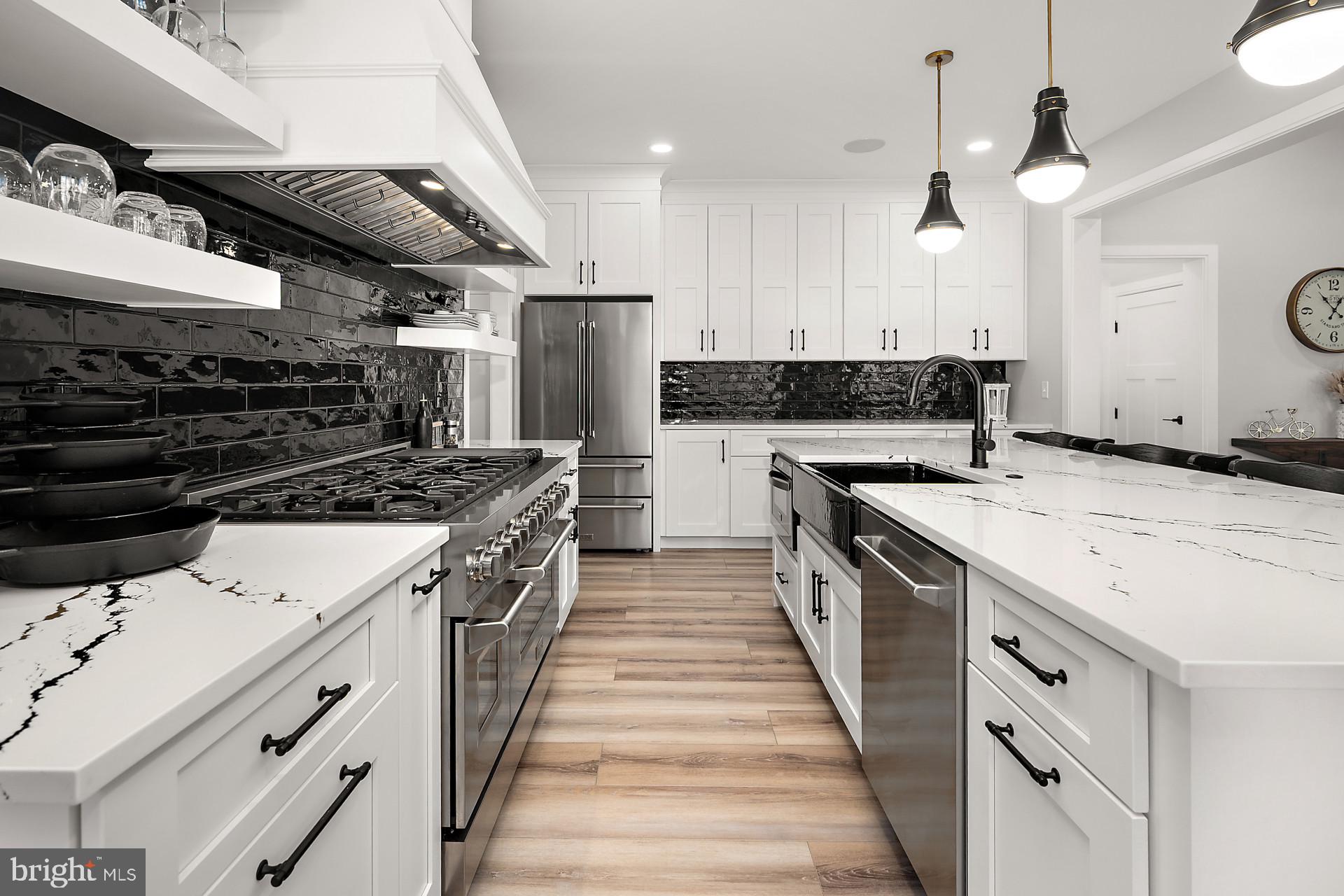 BAY COLONY - Residential