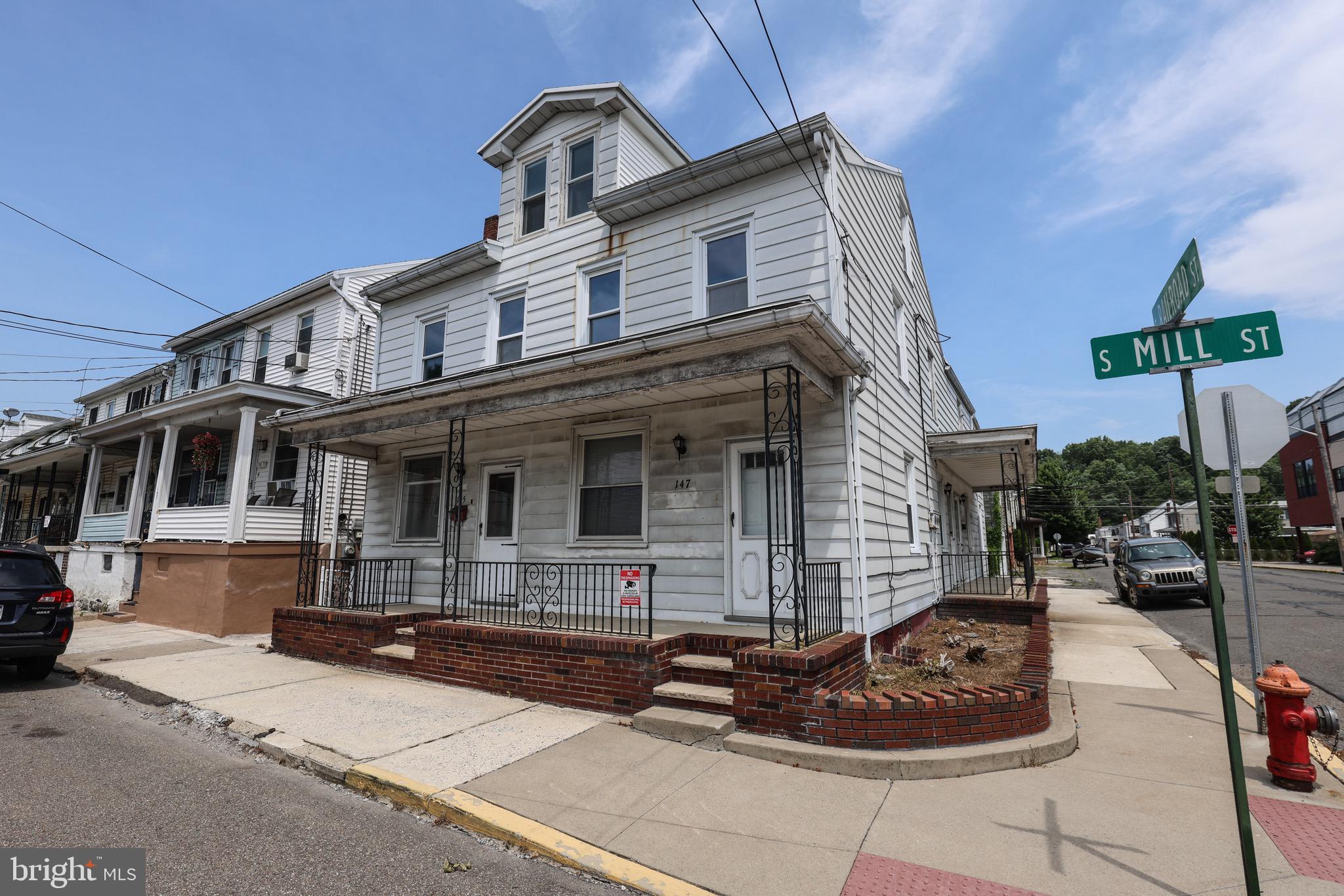 4 Unit Apartment Building in St Clair, PA w/ Garage.  Over 3600 Sq ft to work with.  Close proximity to Walmart and numerous restaurants.  Commuting distance to numerous warehouses and 3 state parks.  Close proximity to route 61 & 81 for easy travel.  Amazing investment opportunity. Sold as-is.  Cash sales only.   Call for more details!