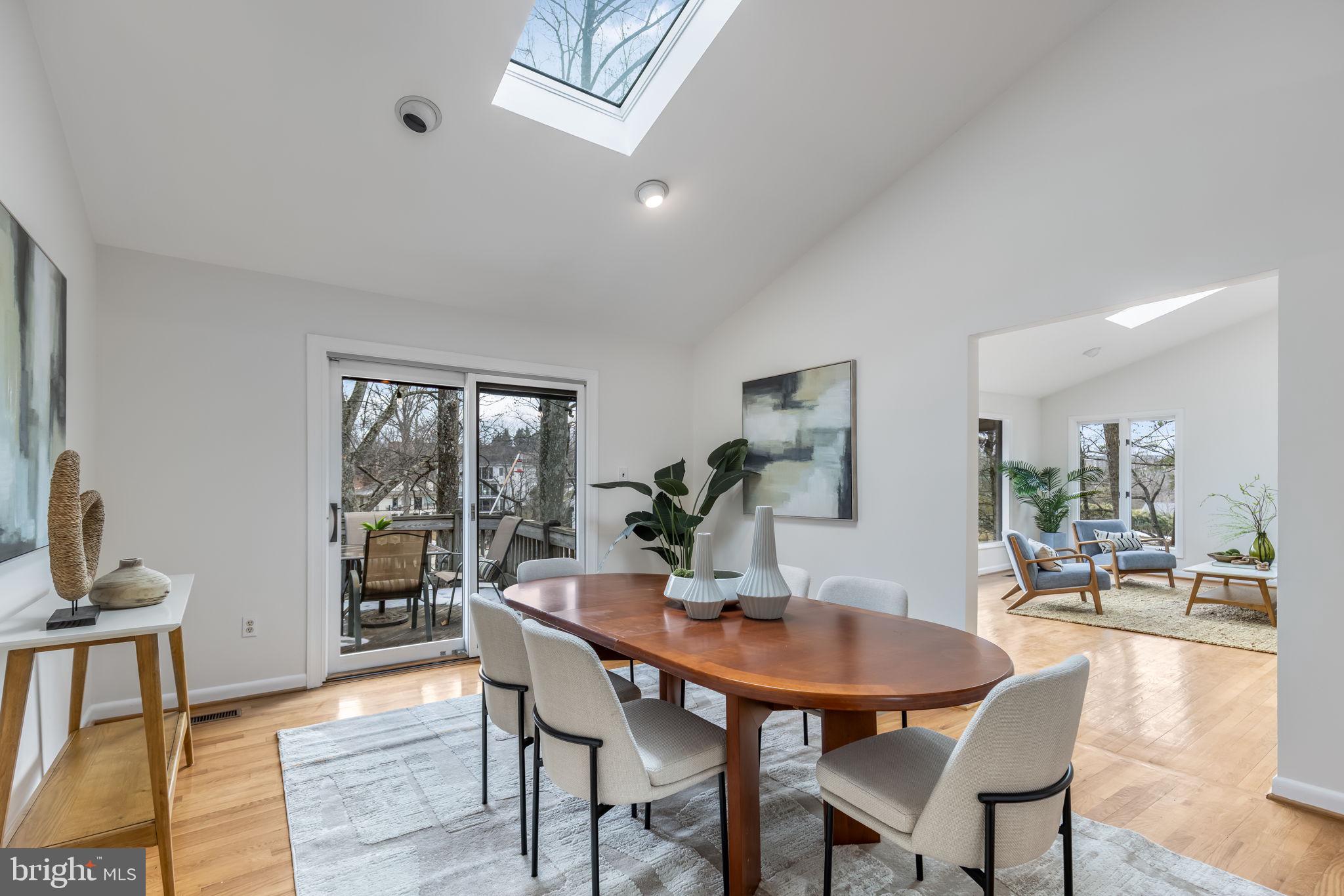 LAKE BARCROFT - Residential
