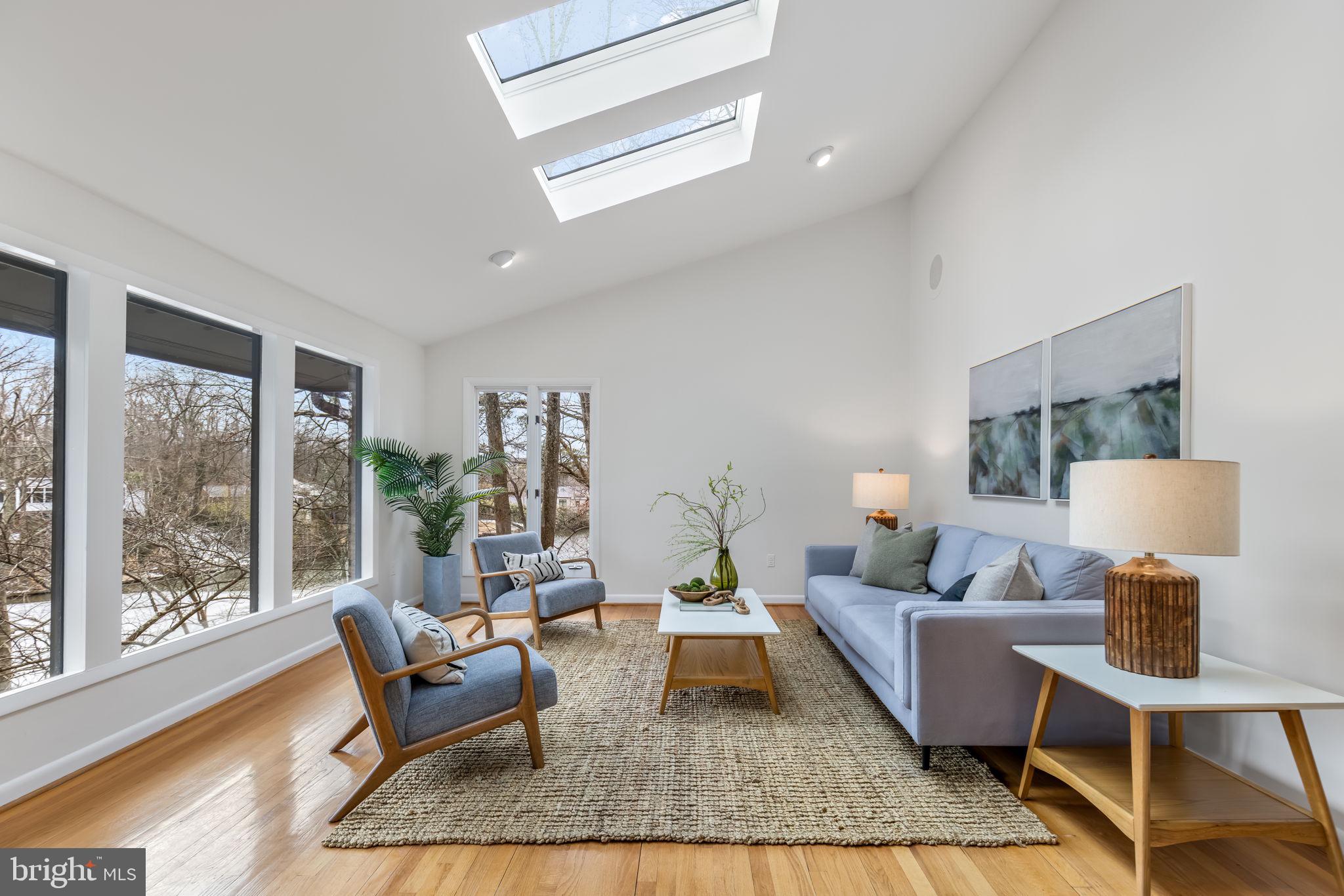 LAKE BARCROFT - Residential