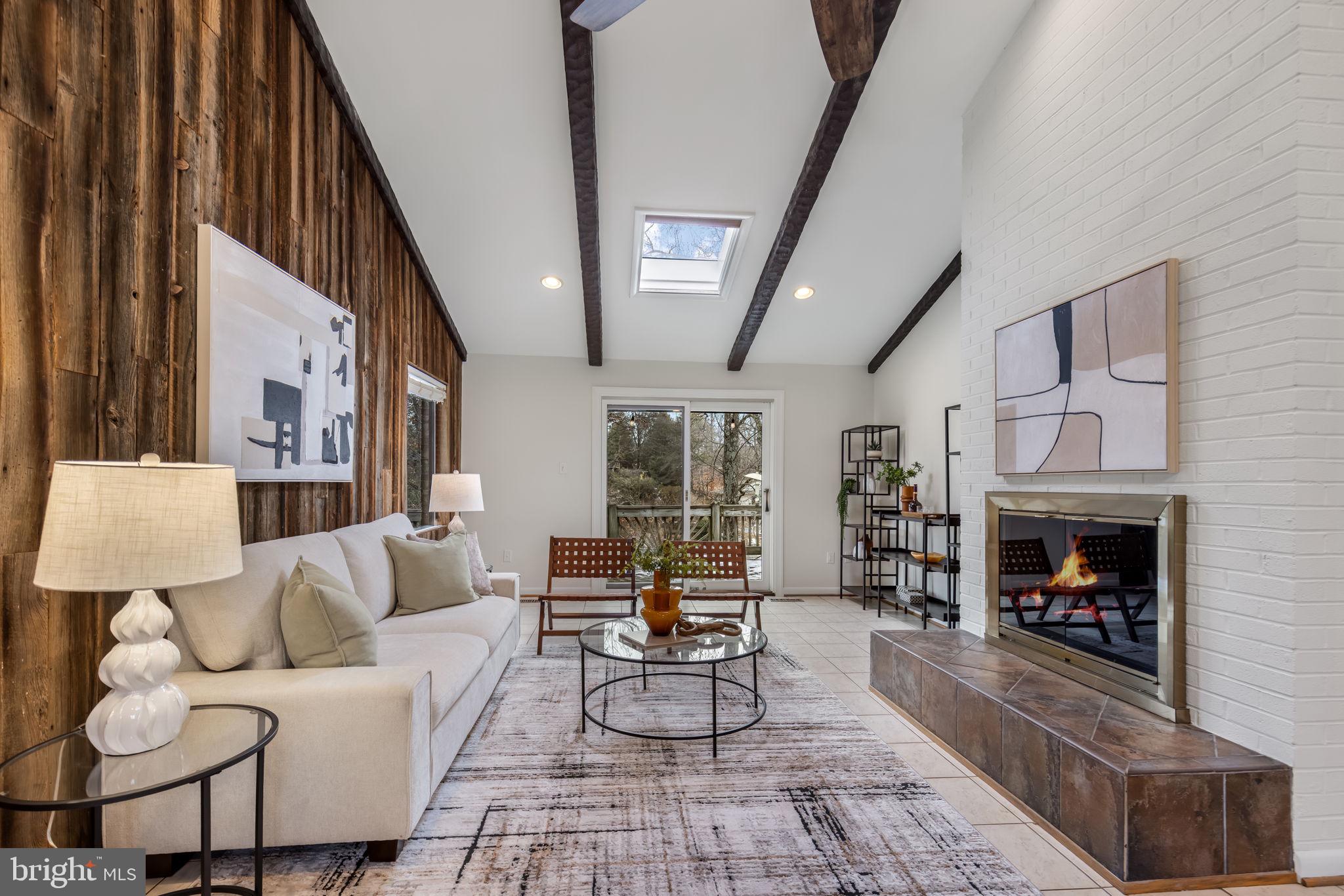 LAKE BARCROFT - Residential