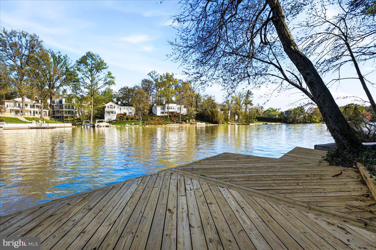 LAKE BARCROFT - Residential