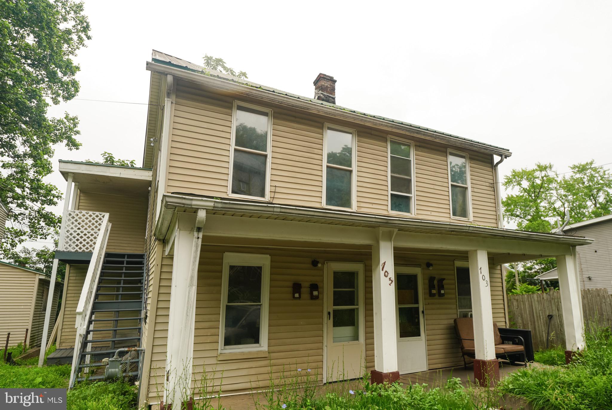 🏘️ Investor Special – Fully One-Bedroom Fourplex. 

Don’t miss this excellent investment opportunity! This four-unit property features all one-bedroom, one-bath units—ideal for steady rental income and low-maintenance management.
Some updates have already been completed, while others offer room for improvement—perfect for investors looking to add value and boost returns.
💰 Priced to move! Whether you're expanding your portfolio or starting, this fourplex is a smart buy.