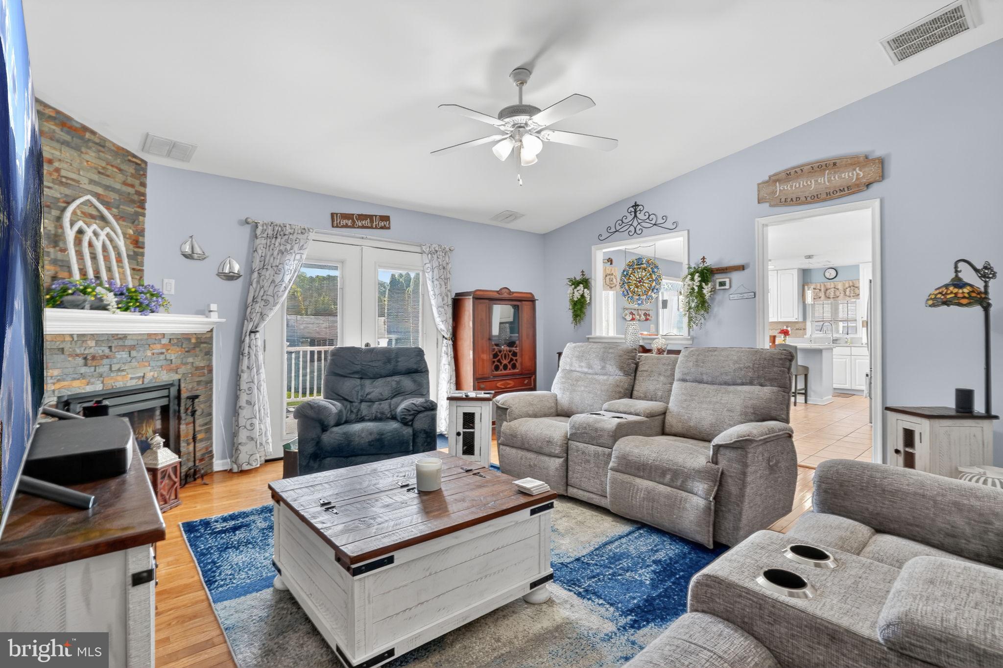 CAPTAIN'S COVE - Residential