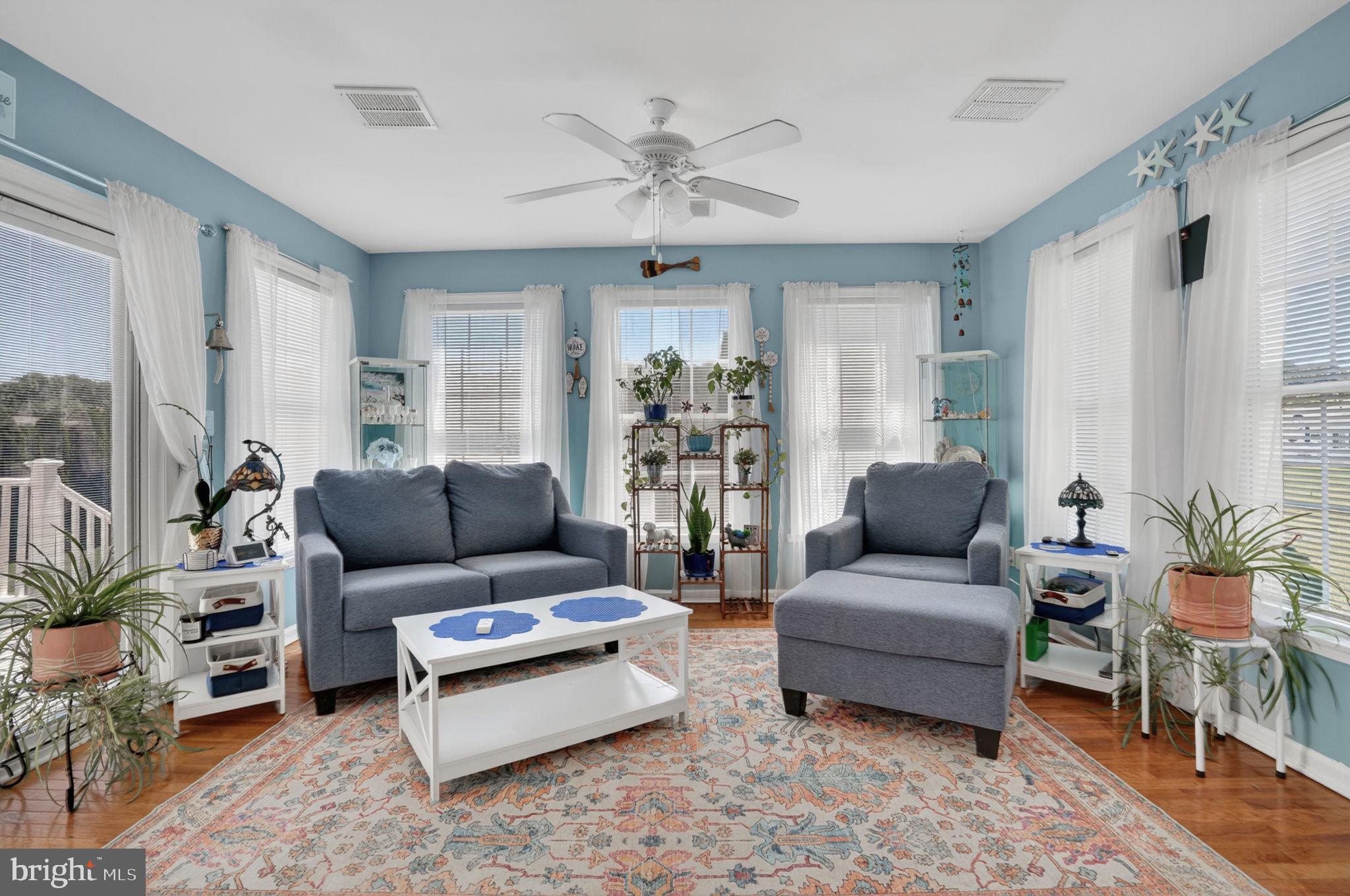 CAPTAIN'S COVE - Residential