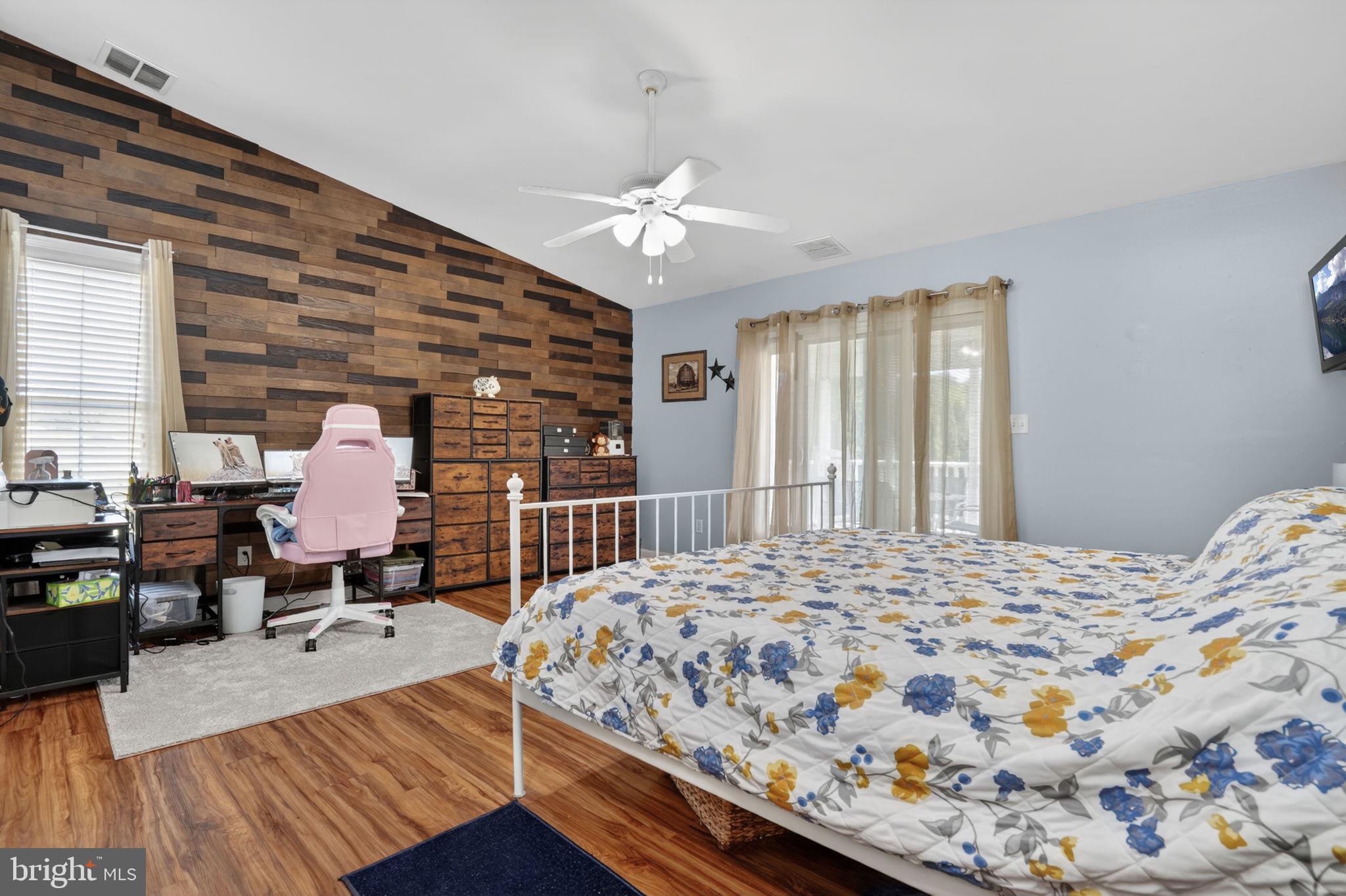 CAPTAIN'S COVE - Residential