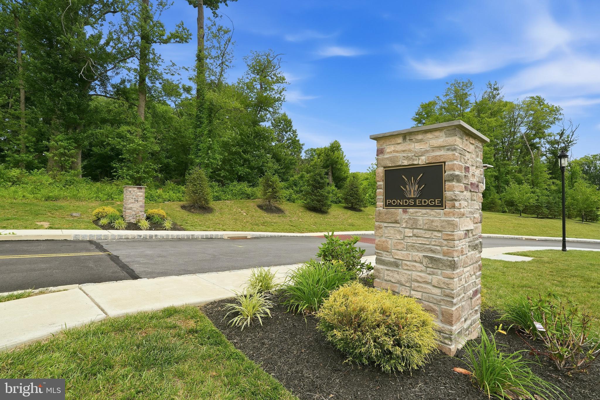 PONDS EDGE - Residential