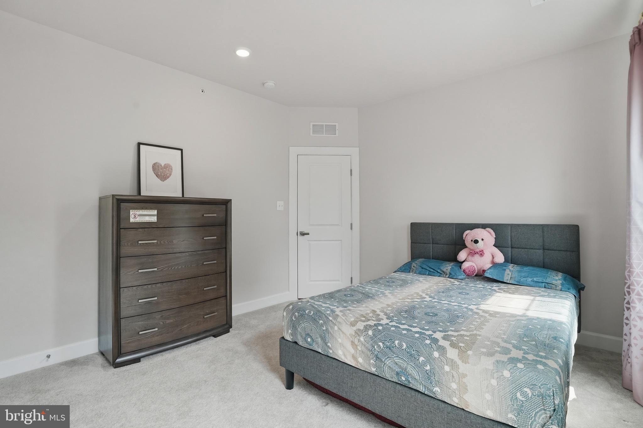 PONDS EDGE - Residential