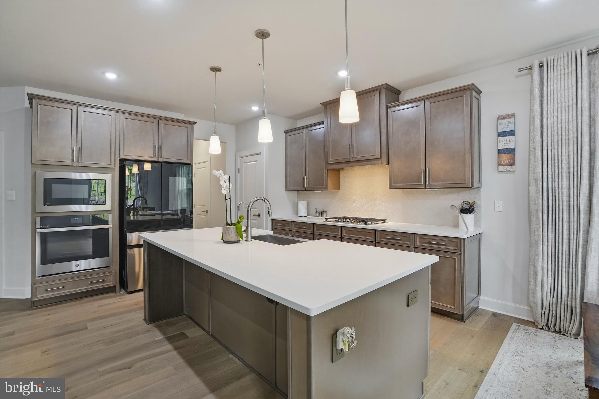 PONDS EDGE - Residential
