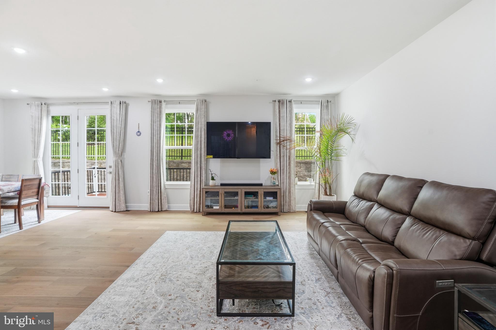 PONDS EDGE - Residential