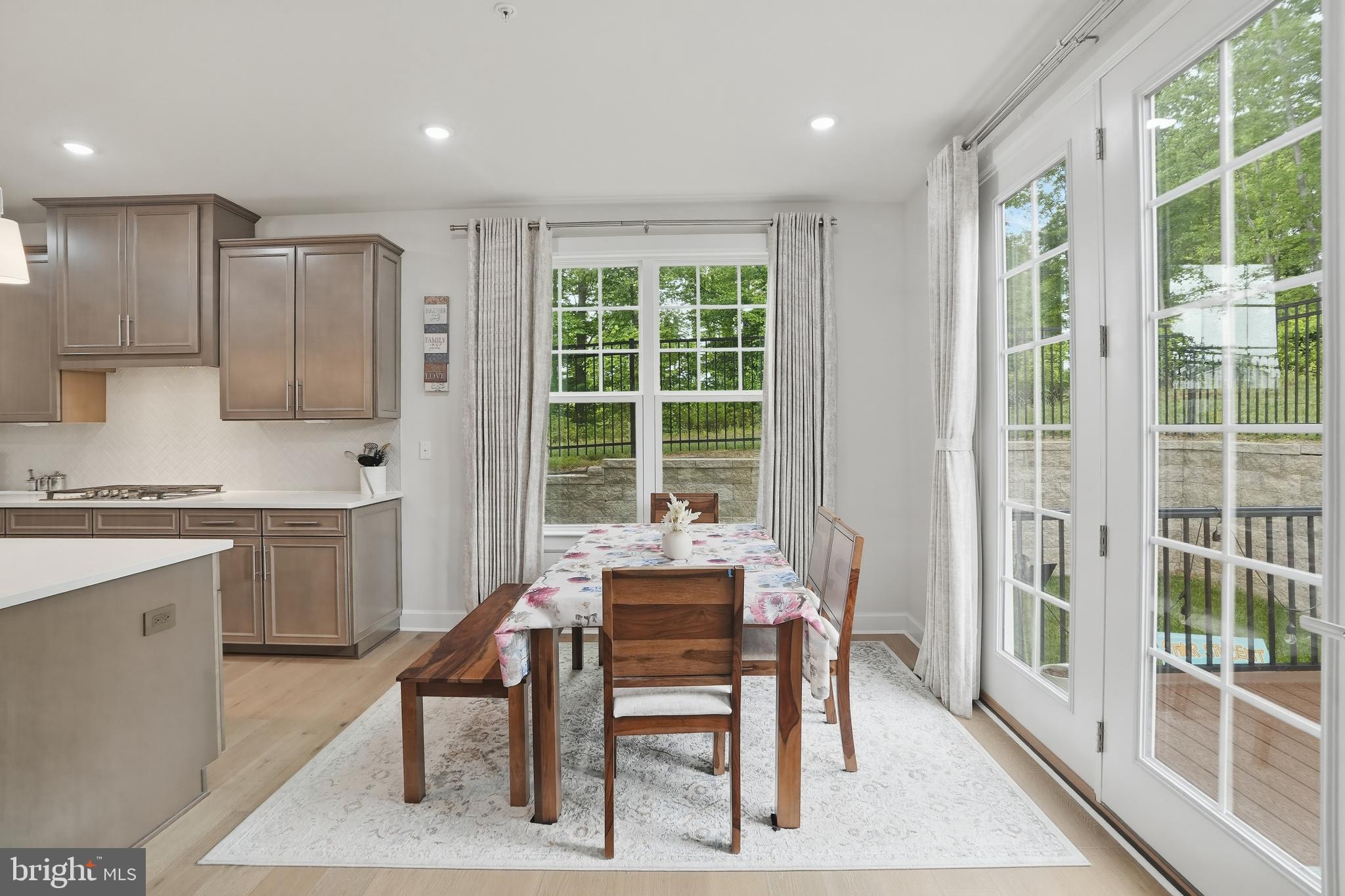 PONDS EDGE - Residential
