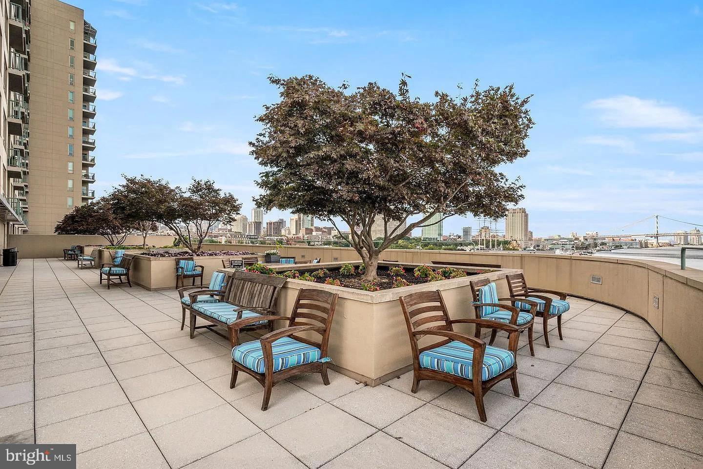 QUEEN VILLAGE - Residential