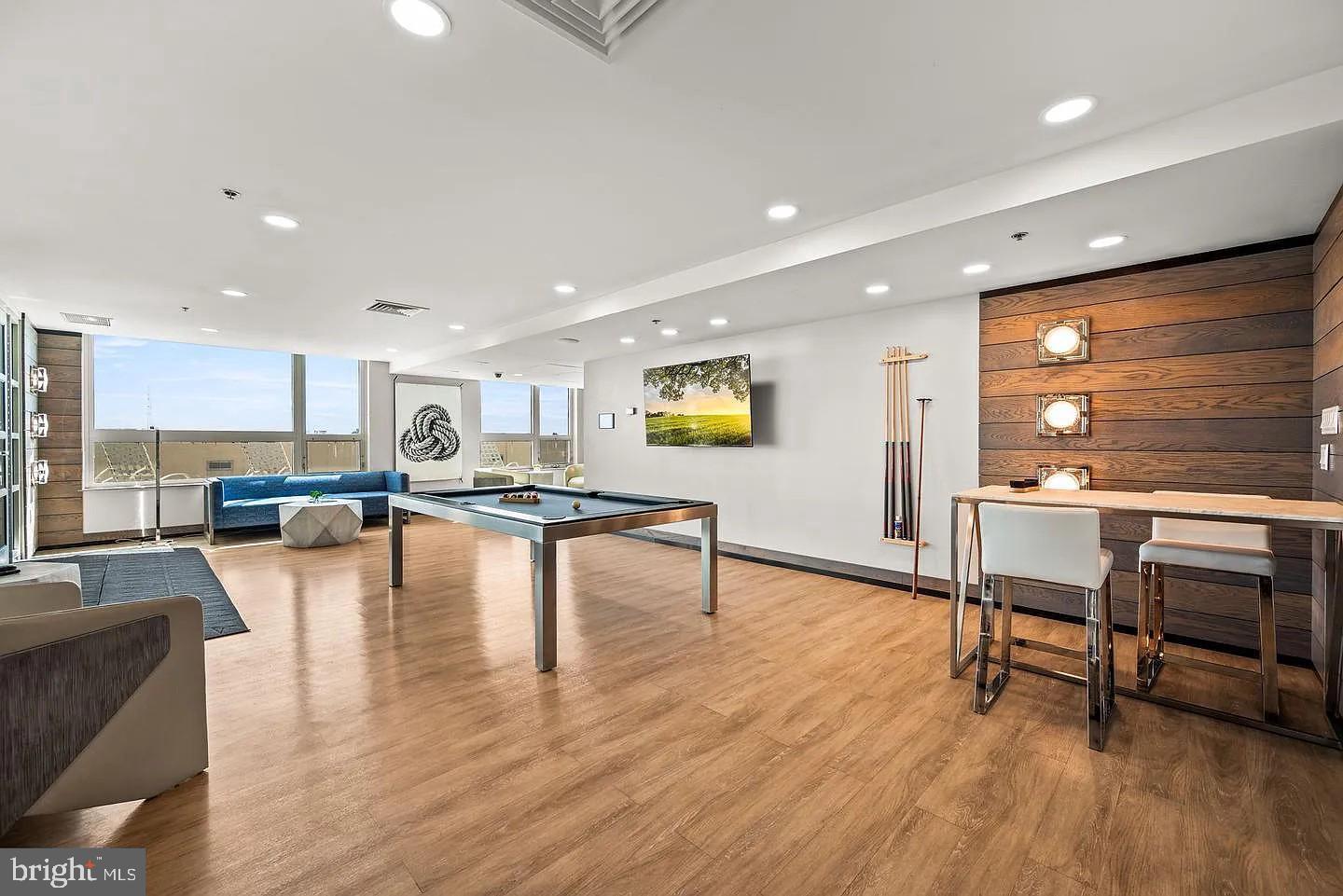 QUEEN VILLAGE - Residential