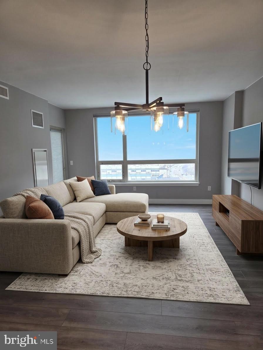 QUEEN VILLAGE - Residential