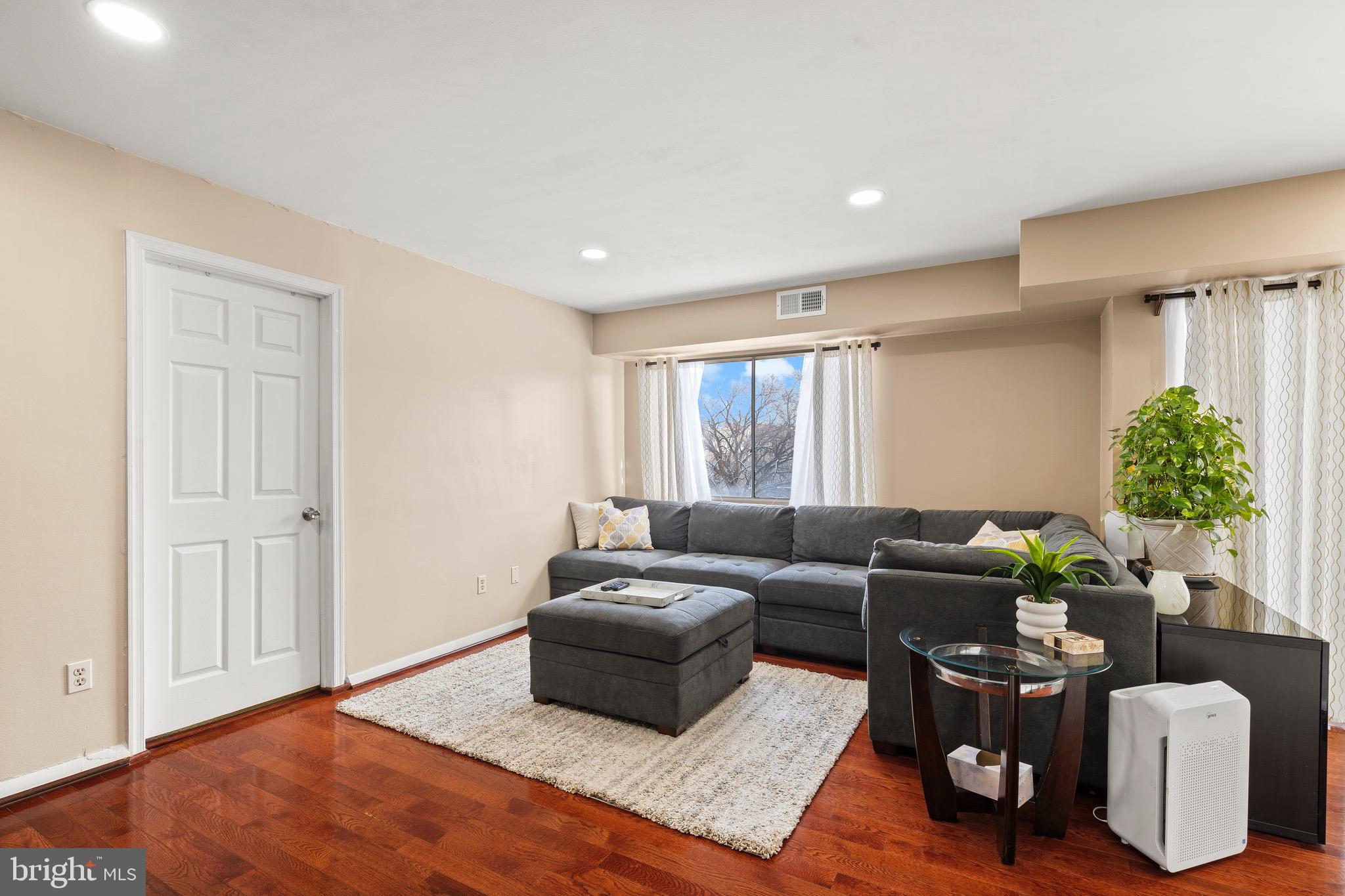 YORKTOWNE SQUARE - Residential