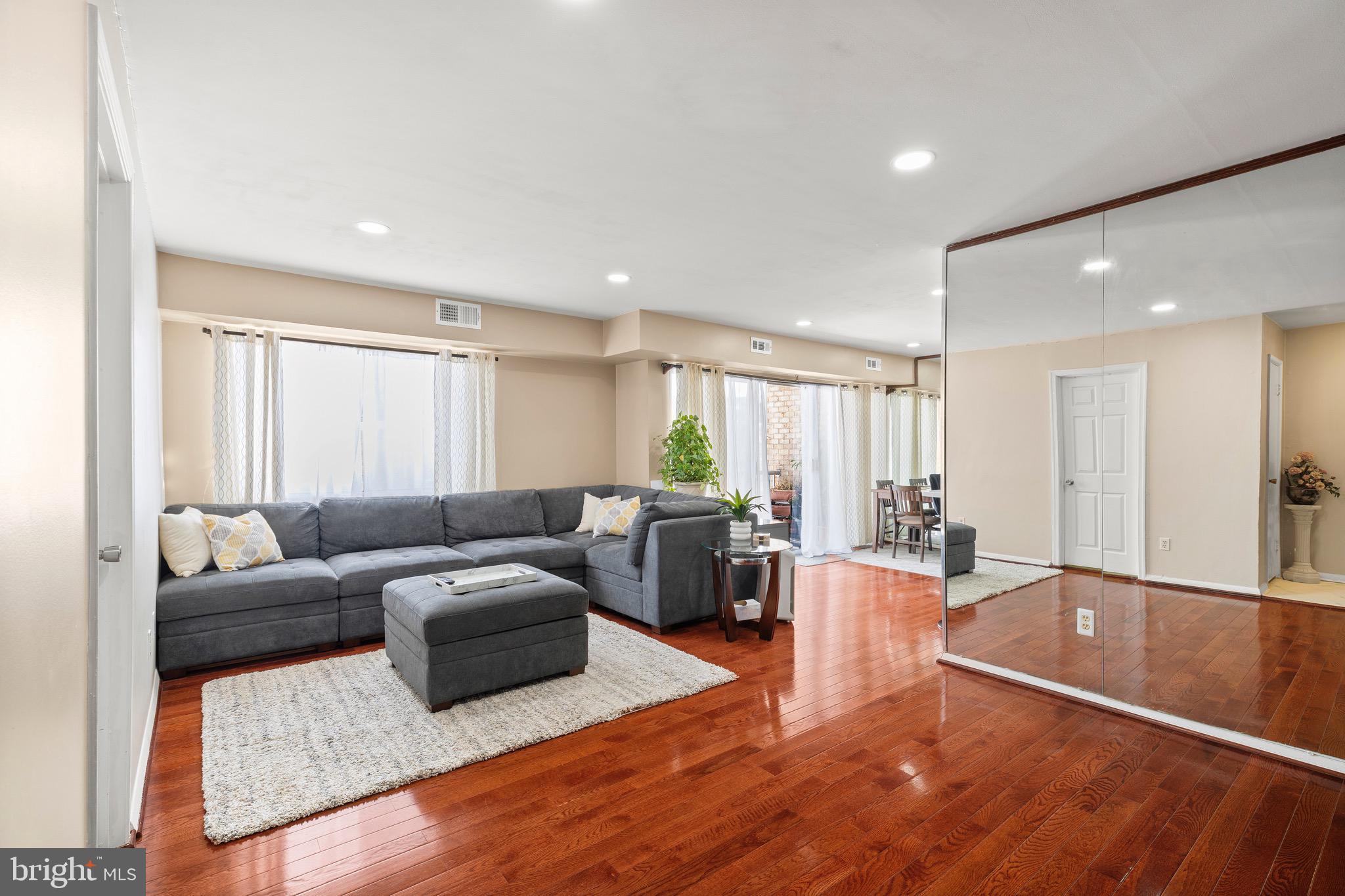 YORKTOWNE SQUARE - Residential